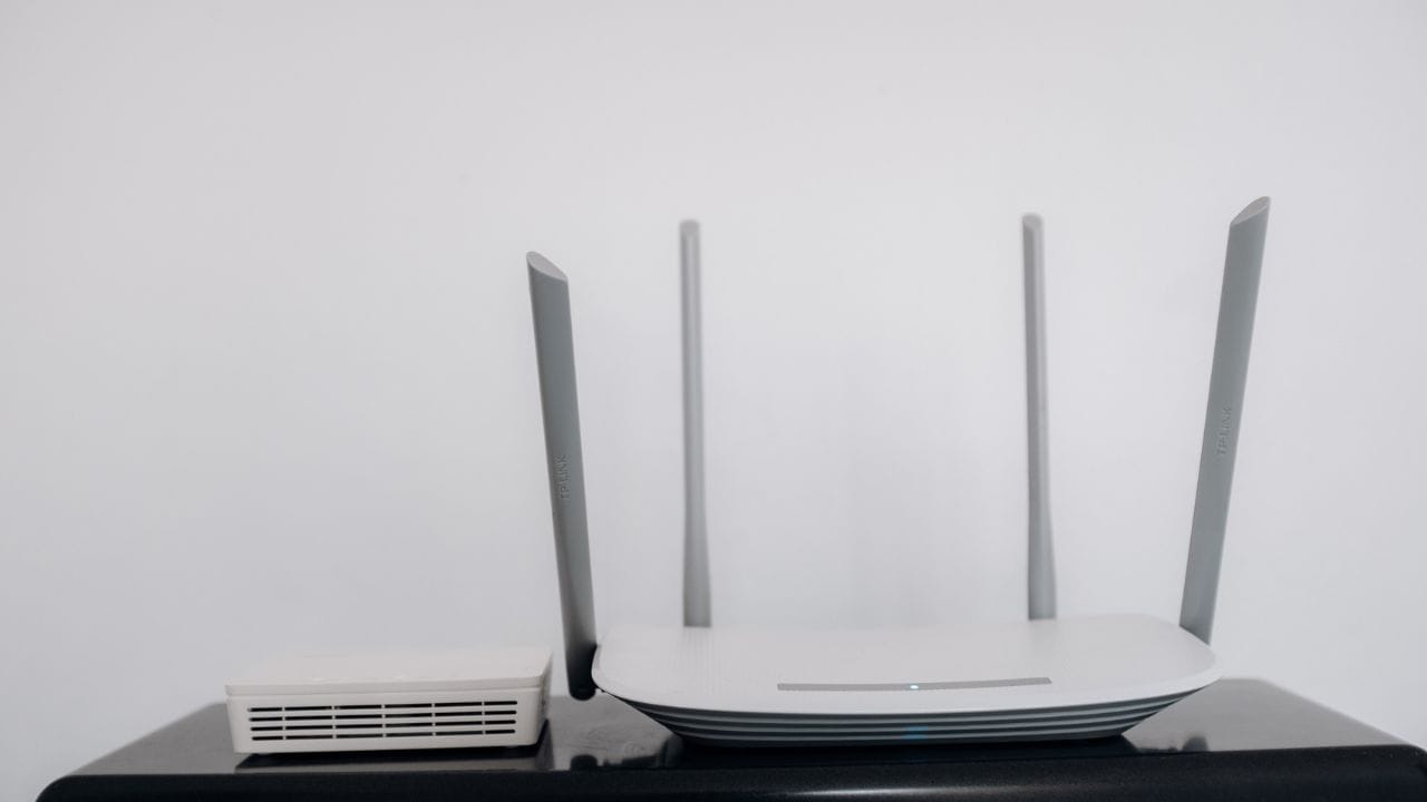 Wi-Fi શું છે? : આજના ડિજિટલ યુગમાં Wi-Fi આપણા જીવનનો મહત્વપૂર્ણ ભાગ બની ગયો છે. સ્માર્ટફોન, લેપટોપ, સ્માર્ટ ટીવી અને અન્ય ડિવાઇસોને વાયર વગર ઇન્ટરનેટ સાથે જોડતી આ ટેક્નોલોજી આજે ઘરથી લઈને ઓફિસ, શાળા, એરપોર્ટ અને જાહેર સ્થળો સુધી દરેક જગ્યાએ ઉપયોગમાં લેવાય છે. પરંતુ Wi-Fi કેવી રીતે શરૂ થયું અને તેની પાછળ કોનું યોગદાન છે તે જાણવું પણ રસપ્રદ છે.
