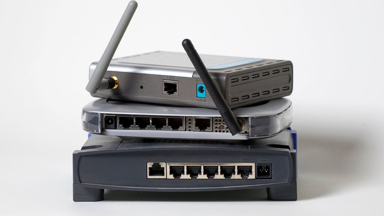 Wi-Fi કેવી રીતે દુનિયાભરમાં લોકપ્રિય બન્યું? : વર્ષ 1997માં પ્રથમ Wi-Fi સ્ટાન્ડર્ડ રજૂ કરવામાં આવ્યો હતો. ત્યારબાદ 1999માં Wi-Fi Allianceની સ્થાપના થઈ, જેના કારણે વિવિધ કંપનીઓના ઉપકરણો એકબીજા સાથે સરળતાથી કામ કરી શકે તેવી વ્યવસ્થા ઉભી થઈ. ત્યારથી Wi-Fiનો ઉપયોગ ઝડપથી સમગ્ર વિશ્વમાં ફેલાયો અને આજે તે ઇન્ટરનેટ કનેક્ટિવિટીનું સૌથી લોકપ્રિય માધ્યમ બની ગયું છે.