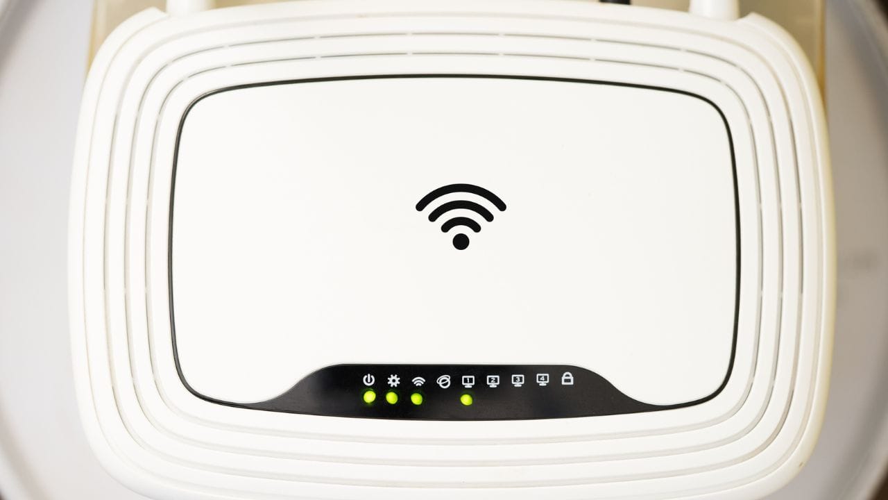 Wi-Fi કેવી રીતે વિકસ્યું? : CSIROના વૈજ્ઞાનિકો શરૂઆતમાં અંતરિક્ષમાંથી આવતા નબળા રેડિયો સિગ્નલોનો અભ્યાસ કરી રહ્યા હતા. આ સંશોધન દરમિયાન તેમણે એવી ટેક્નિક વિકસાવી કે જેના દ્વારા રેડિયો તરંગો મારફતે દિવાલો વચ્ચે પણ ઝડપથી અને ચોક્કસ રીતે ડેટા મોકલી શકાય. આ જ ટેક્નોલોજી આગળ જઈને Wi-Fiનો પાયો બની.