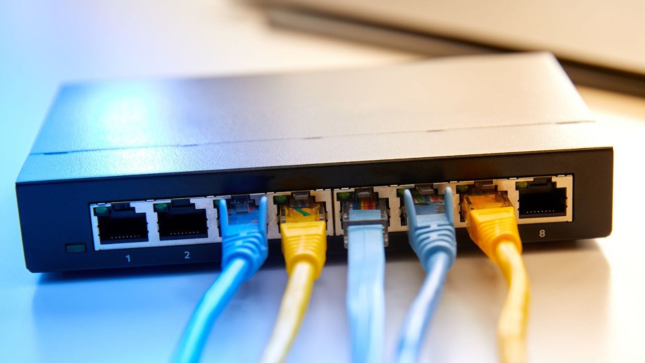 ભારતમાં Wi-Fi ક્યારે આવ્યું? : ભારતમાં Wi-Fiનો ઉપયોગ 2000ના દાયકાની શરૂઆતમાં શરૂ થયો હતો. શરૂઆતમાં તેનો ઉપયોગ માત્ર મોટી IT કંપનીઓ, યુનિવર્સિટીઓ અને કોર્પોરેટ ઓફિસોમાં થતો હતો. બ્રોડબેન્ડ સેવાઓના વિસ્તરણ પછી ધીમે-ધીમે ઘર અને નાના વ્યવસાયોમાં પણ Wi-Fiનો ઉપયોગ વધ્યો. વર્ષ 2015 પછી RailTel અને Googleની ભાગીદારીથી દેશના અનેક રેલવે સ્ટેશનો પર મફત Wi-Fi સેવા શરૂ થતાં તેનો વ્યાપ વધુ ઝડપથી વધ્યો.
