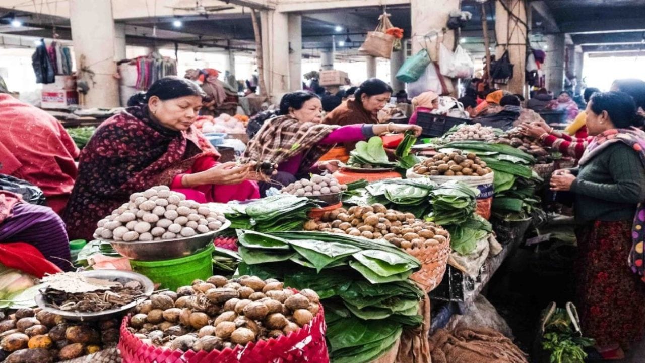 એવું કહેવાય છે કે આ પ્રથા ત્યારે શરૂ થઈ હતી જ્યારે પુરુષોને યુદ્ધ અથવા અન્ય ફરજો માટે દૂર મુસાફરી કરવી પડતી હતી, અને વેપારનું સંચાલન સ્ત્રીઓ પર છોડી દેવું પડતું હતું; સમય જતાં, આ પરંપરા એટલી ઊંડી રીતે મૂળિયાં પકડી લેતી હતી કે, આજ સુધી, ફક્ત મહિલાઓ જ અહીં દુકાનો ચલાવે છે.(ફોટો ક્રેડિટ-Google)
