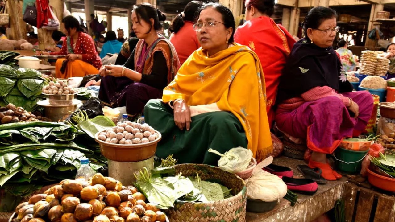 આ બજારમાં આશરે 3,000થી 5,000 મહિલાઓ વ્યવસાય કરે છે. અહીં દુકાન સ્થાપવાનો અધિકાર ફક્ત પરિણીત મહિલાઓ માટે અનામત છે, અને આ વ્યવસાય પેઢી દર પેઢી પરિવારની મહિલાઓમાં પસાર થાય છે.(ફોટો ક્રેડિટ-Google)