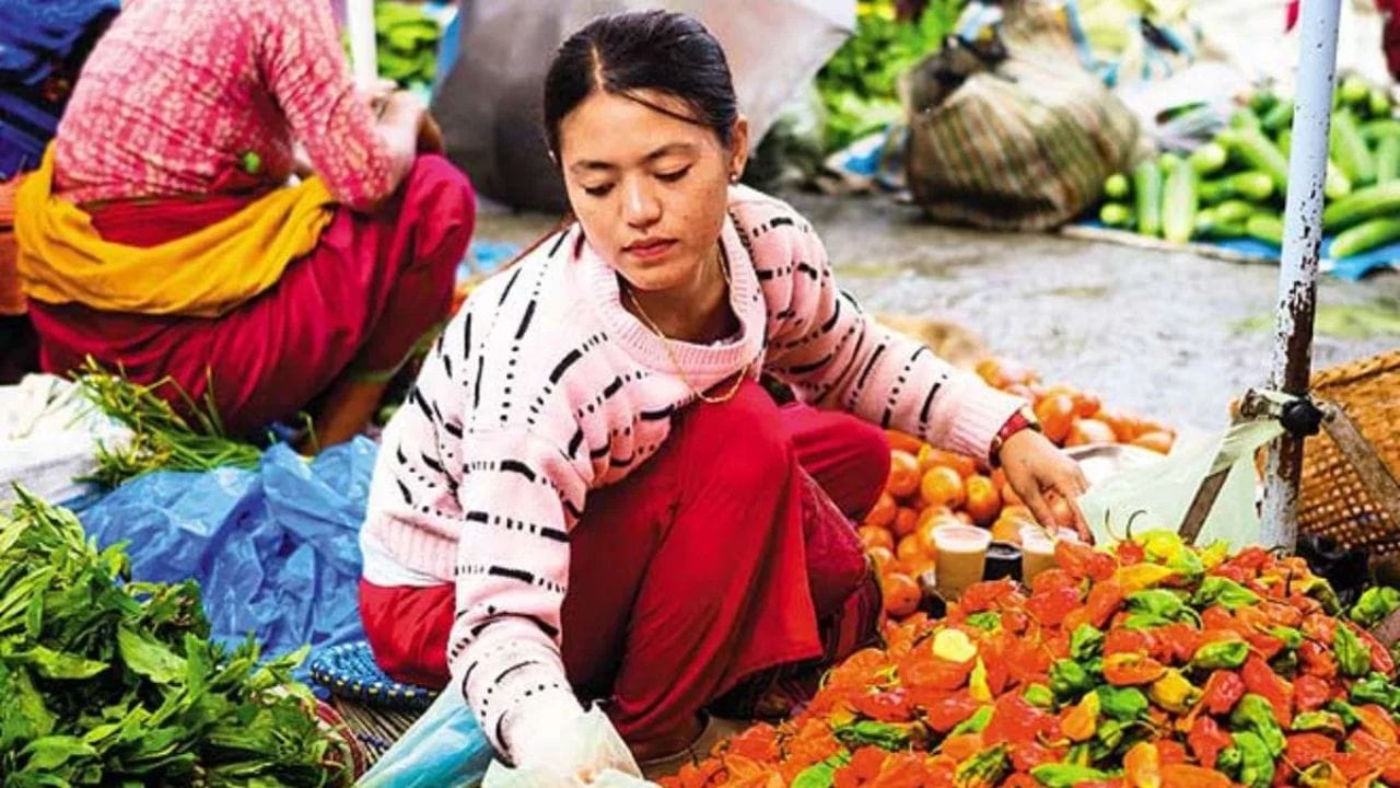 Women Market : ભારતમાં ઘણા બજારો છે જે તેમની અનોખી લાક્ષણિકતાઓ માટે પ્રખ્યાત છે, પરંતુ શું તમે ક્યારેય એવા બજાર વિશે સાંભળ્યું છે જ્યાં દરેક દુકાનદાર સ્ત્રી હોય? અહીંના દુકાનદાર ફક્ત મહિલાઓ જ હોય છે, જ્યારે પુરુષો ખરીદી કરવા આવે છે. તે અસામાન્ય લાગે છે, પરંતુ આ અનોખું બજાર ખરેખર ભારતમાં અસ્તિત્વમાં છે. (ફોટો ક્રેડિટ-Google)