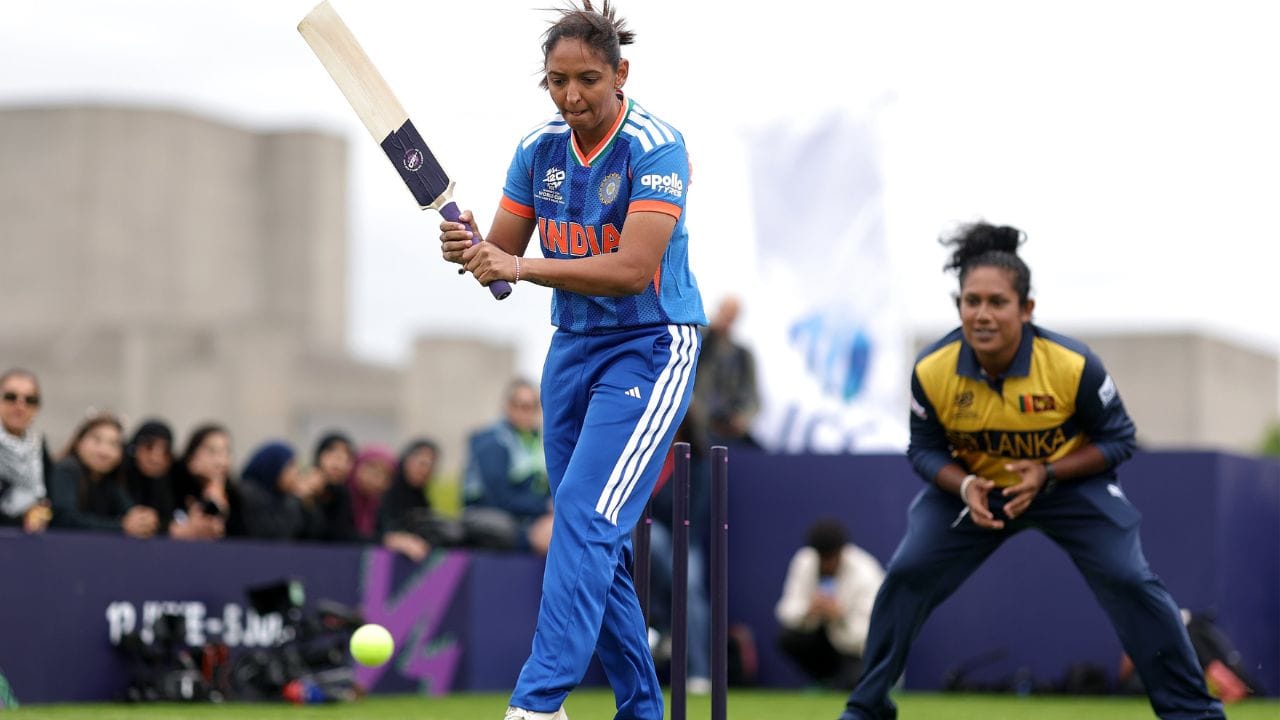 ICC મહિલા T20 વર્લ્ડ કપ 2026ની 10મી આવૃત્તિ ઈંગ્લેન્ડમાં યોજાશે. ટૂર્નામેન્ટમાં ભાગ લેનારી 12 ટીમોને બે ગ્રુપમાં વહેંચવામાં આવી છે, જેમાં ભારત અને પાકિસ્તાન એક જ ગ્રુપમાં સામેલ છે. ક્રિકેટ ચાહકોને ફરી એકવાર હાઈ-વોલ્ટેજ મુકાબલાઓ જોવા મળશે.