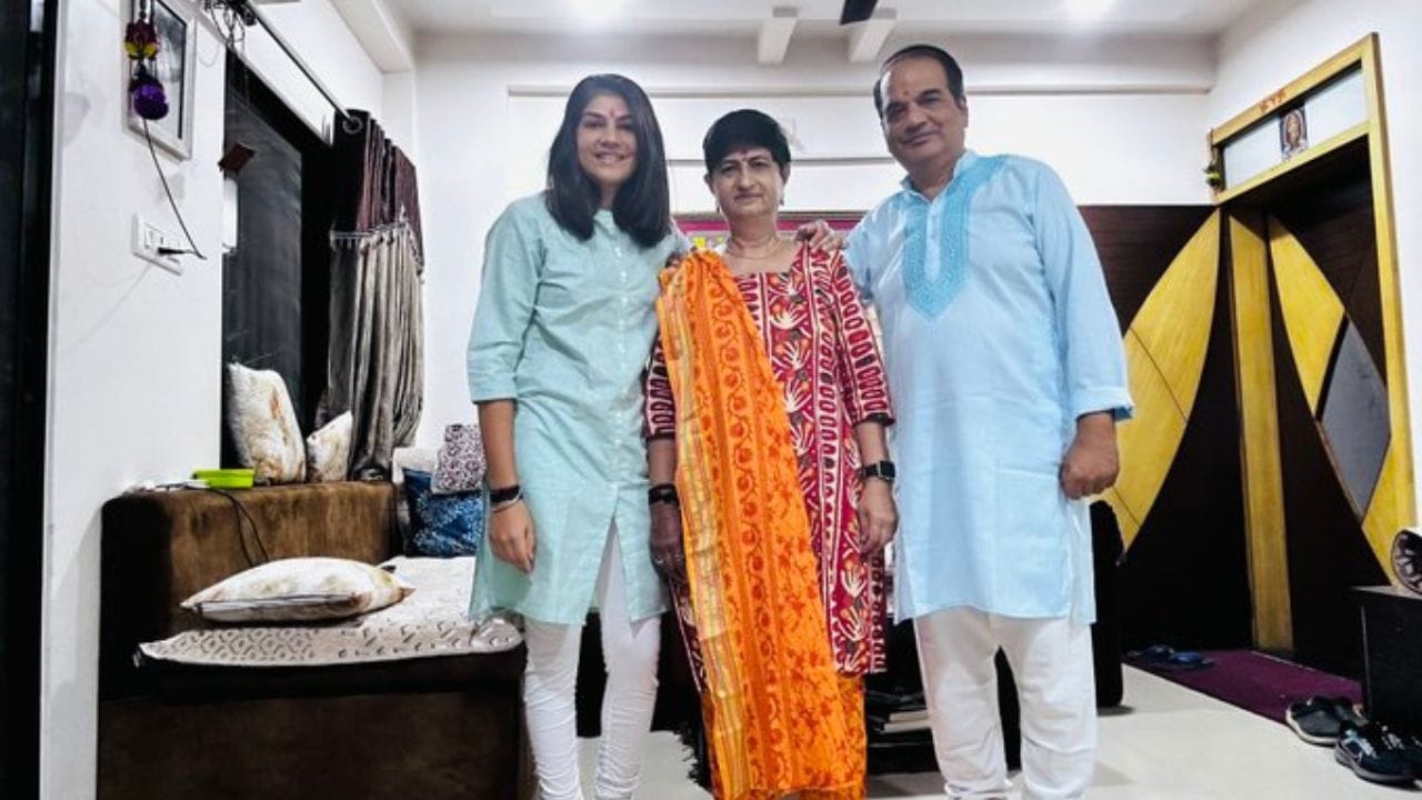  તેમણે 21 સપ્ટેમ્બર 2021ના રોજ ઓસ્ટ્રેલિયા સામે મહિલા વન ડે ઇન્ટરનેશનલ (WODI)માં પ્રવેશ કર્યો હતો. 30 સપ્ટેમ્બર 2021ના રોજ ઓસ્ટ્રેલિયા સામે ભારત માટે ટેસ્ટ ડેબ્યૂ કર્યું હતુ. 7 ઓક્ટોબર 2021ના ​​રોજ ઓસ્ટ્રેલિયા સામે મહિલા ટ્વેન્ટી20 આંતરરાષ્ટ્રીય (WT20I) માં પ્રવેશ કર્યો હતો.