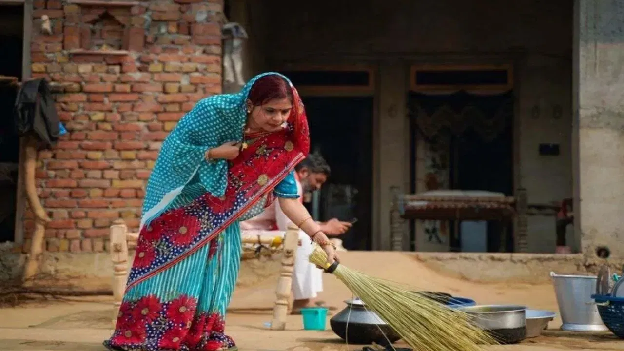 Broom Vastu Tips : સનાતન ધર્મ અને વાસ્તુ શાસ્ત્રમાં, સાવરણી ફક્ત સફાઈનું સાધન નથી, પરંતુ તેને ધનની દેવી દેવી લક્ષ્મીનું સ્વરૂપ માનવામાં આવે છે. એવું કહેવાય છે કે જ્યાં સાવરણીનું સન્માન કરવામાં આવે છે અને તેના સંદર્ભમાં યોગ્ય નિયમોનું પાલન કરવામાં આવે છે ત્યાં ગરીબી ક્યારેય પ્રવેશતી નથી. તેથી, સાવરણી સંભાળતી વખતે નીચેના મહત્વપૂર્ણ મુદ્દાઓ ધ્યાનમાં રાખો. (ફોટો ક્રેડિટ-Google)