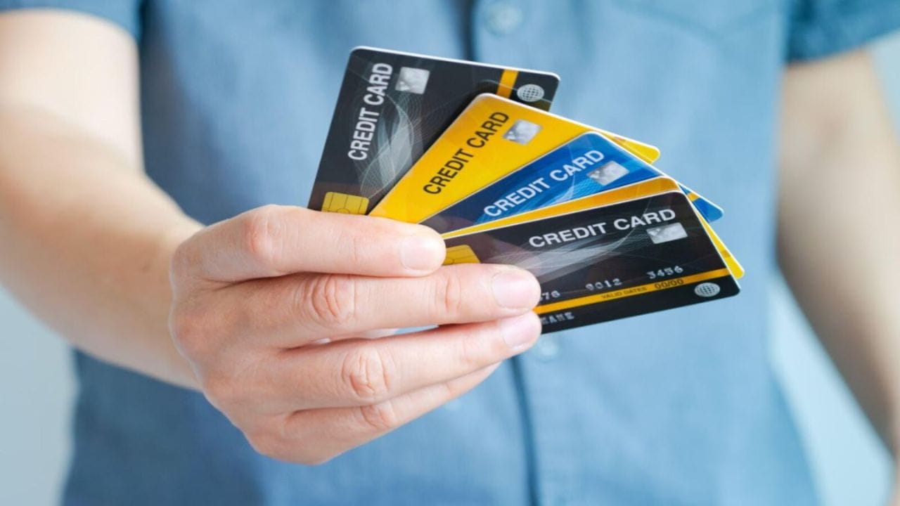 Credit Card Minimum Payment : જો તમે ક્રેડિટ કાર્ડનો ઉપયોગ કરો છો અને ભારે ખર્ચ કરતા રહો છો, તો તમારે સાવચેત રહેવાની જરૂર છે; એક ભૂલ મોટાભાગના કાર્ડધારકો દ્વારા કરવામાં આવેલી તમારા જીવનની બચતનો નાશ કરી શકે છે.