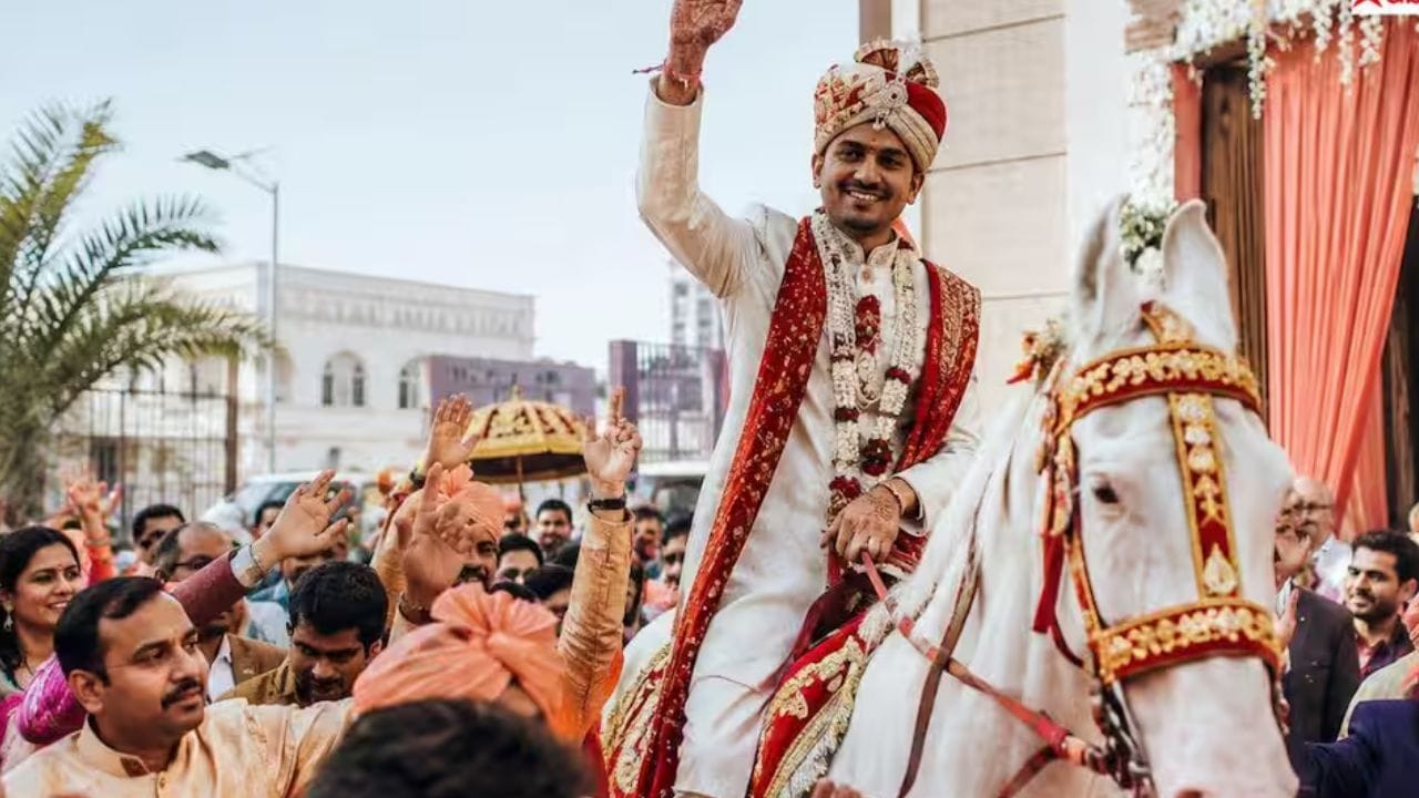 આપણો દેશ તેની વિવિધ સંસ્કૃતિઓ અને વિશિષ્ટ રિવાજો માટે વિશ્વમાં એક અનોખું સ્થાન ધરાવે છે. ભારતીય સમાજ સામાન્ય રીતે પિતૃસત્તાક માનવામાં આવે છે; સદીઓથી, કન્યા માટે ભારે હૃદય સાથે તેના માતાપિતાનું ઘર છોડીને વરરાજાના ઘરે જવાનું સામાન્ય નિયમ રહ્યું છે. જો કે, આ વૈવિધ્યસભર રાષ્ટ્રમાં, એવા રસપ્રદ અપવાદો છે જેના વિશે બહુ ઓછા લોકો જાણે છે. અમુક પ્રદેશોમાં, સામાજિક માળખું બરાબર વિરુદ્ધ રીતે કાર્ય કરે છે. આ સ્થળોએ, કન્યા લગ્ન પછી પોતાનું ઘર છોડતી નથી. તેના બદલે, વરરાજા તેના સાસરિયાઓ સાથે કાયમી સ્થાયી થવા માટે પોતાનું ઘર છોડી દે છે, જ્યાં તે તેના સસરાને તેમના કામમાં મદદ કરે છે.(Image Credit-Whisk AI)
