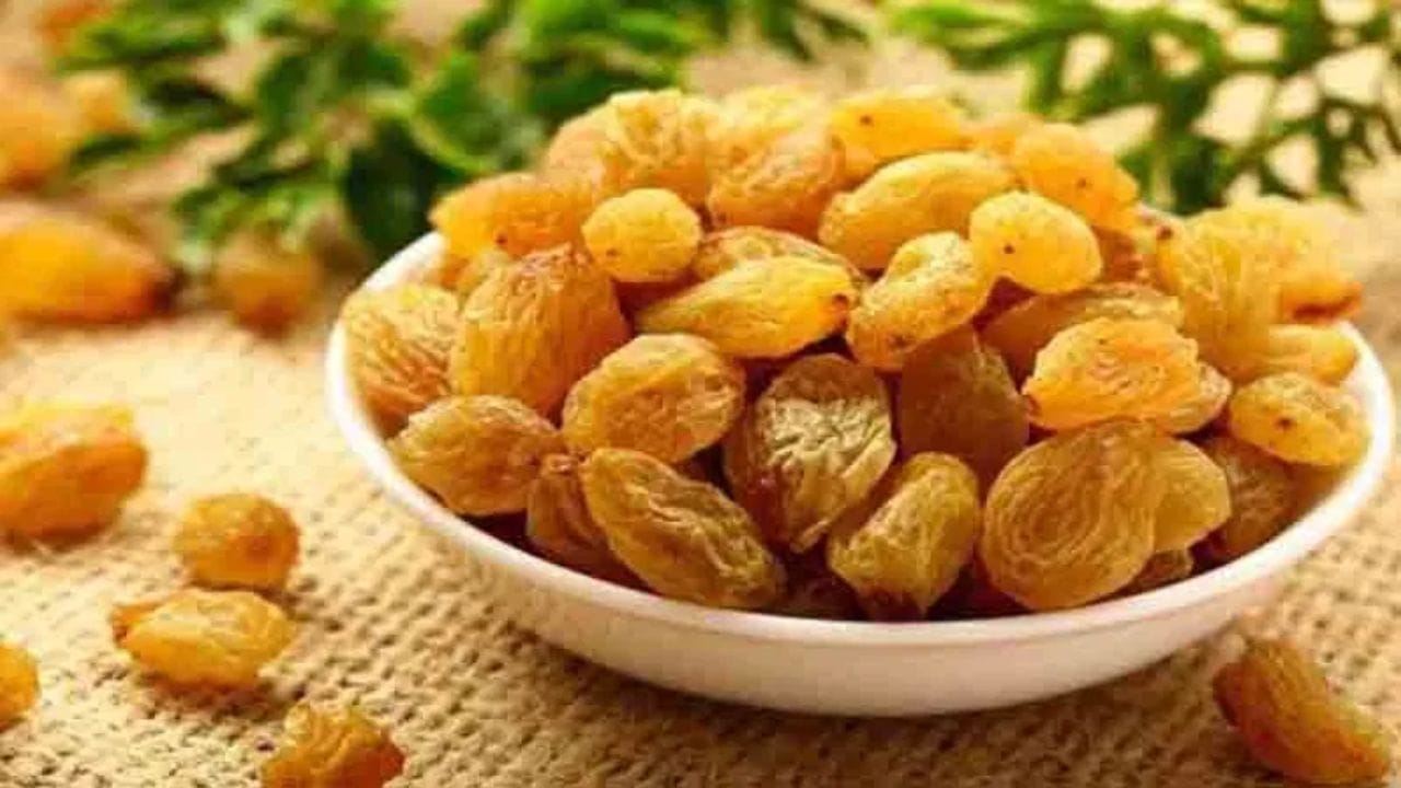 કિસમિસ પોટેશિયમ અને એન્ટીઓક્સીડેન્ટ્સથી પણ ભરપૂર હોય છે, જે તમારા ઓવરઓલ (સમગ્ર) પાચનની સાથે હૃદયને સ્વસ્થ રાખવામાં પણ મદદરૂપ થાય છે. સારા સ્વાસ્થ્ય માટે તમારે દરરોજ 8-10 કિસમિસને રાત્રે પાણીમાં પલાળીને સવારે ખાઈ લેવી જોઈએ. જો સવારે સમય ન હોય, તો દિવસ દરમિયાન કોઈ પણ સમયે 5-6 કિસમિસ ખાવાથી પણ ફાયદો થશે.