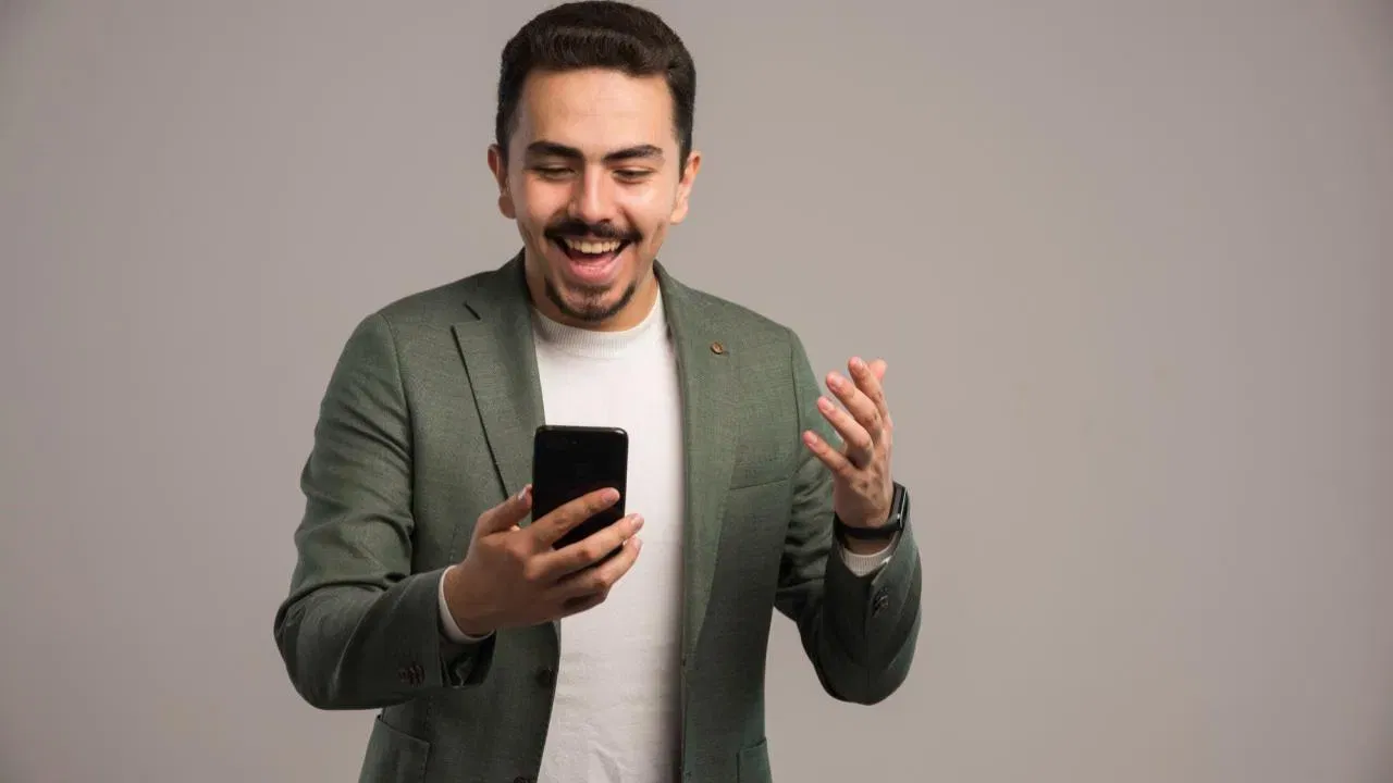 Jio Plan: આ પ્લાન સાથે, કંપની 3 મહિના માટે Jio Hotstar, 50GB મફત Jio Cloud સ્ટોરેજ, 18-મહિનાનો Google Gemini Pro પ્લાન, 5000GB ક્લાઉડ સ્ટોરેજ, નેનો બનાના અને અમર્યાદિત 5G જેવા લાભો ઓફર કરે છે. (ફોટો: Magnific)