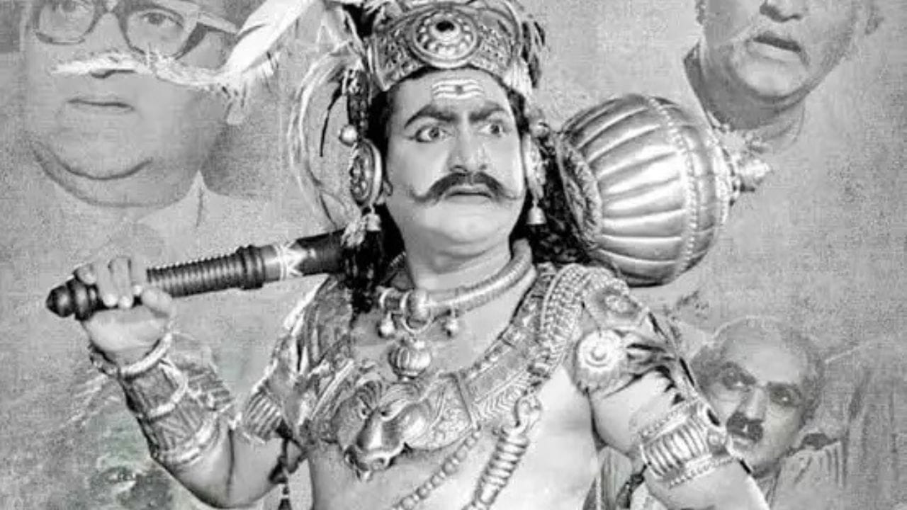 ધાર્મિક અને વૈદિક પરંપરા : અય્યર સમુદાય મુખ્યત્વે આદિ આદી શંકરાચાર્ય દ્વારા સ્થાપિત સ્માર્ત પરંપરાનું પાલન કરે છે. તેઓ એક જ દેવની ઉપાસના સુધી મર્યાદિત ન રહી, પરંતુ શિવ, વિષ્ણુ, શક્તિ, ગણપતિ અને સૂર્ય સહિત પંચાયતન પૂજાની પરંપરાને અનુસરે છે. વેદોનું અધ્યયન, યજ્ઞ-હવન, ધાર્મિક વિધિઓ અને સંસ્કૃત જ્ઞાનમાં અય્યર સમુદાયનું વિશેષ યોગદાન રહ્યું છે. દક્ષિણ ભારતના અનેક મંદિરોમાં પૂજારી, વૈદિક વિદ્વાન અને શિક્ષક તરીકે પણ તેમનું મહત્વનું સ્થાન રહ્યું છે.
