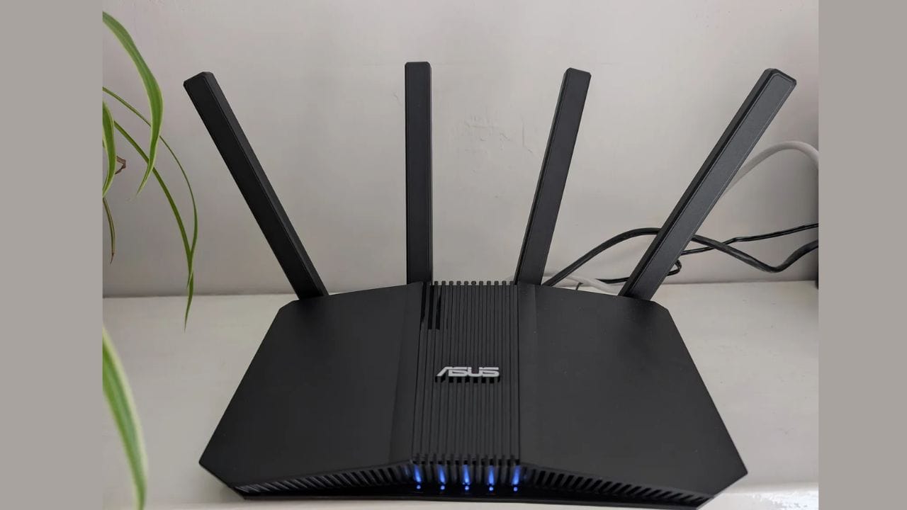જો કોઈ ઉપકરણ Wi-Fi થી ડિસ્કનેક્ટ થતું રહે તો તે કનેક્શનને સ્થિર કરે છે. રાઉટરને થોડા સમય માટે બંધ કરવાથી ઓવરહિટીંગને કારણે થતા સંભવિત નુકસાનને ઘટાડવામાં મદદ મળે છે. તે રાઉટરને નવું, તાજું IP એડ્રેસ મેળવવાની મંજૂરી આપે છે, જે સુરક્ષા અને ગતિ બંનેમાં સુધારો કરે છે.(ફોટો ક્રેડિટ-Google)