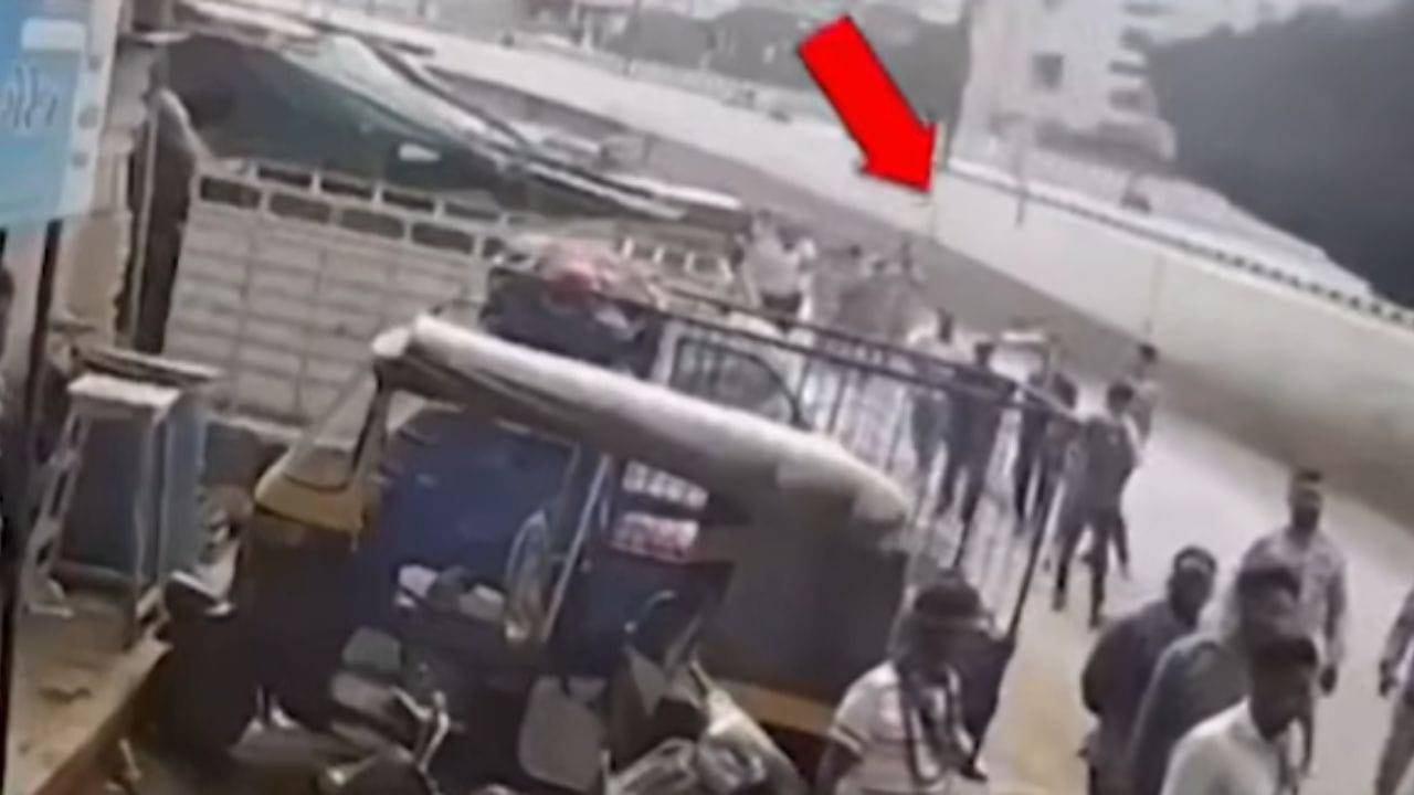 Surat Breaking News : સુરતમાં ભૂતિયા ડીમોલેશનમાં પોલીસની શંકાસ્પદ ભૂમિકા! જુઓ CCTV Video Surat Breaking News : સુરતમાં ભૂતિયા ડીમોલેશનમાં પોલીસની શંકાસ્પદ ભૂમિકા! જુઓ CCTV Video