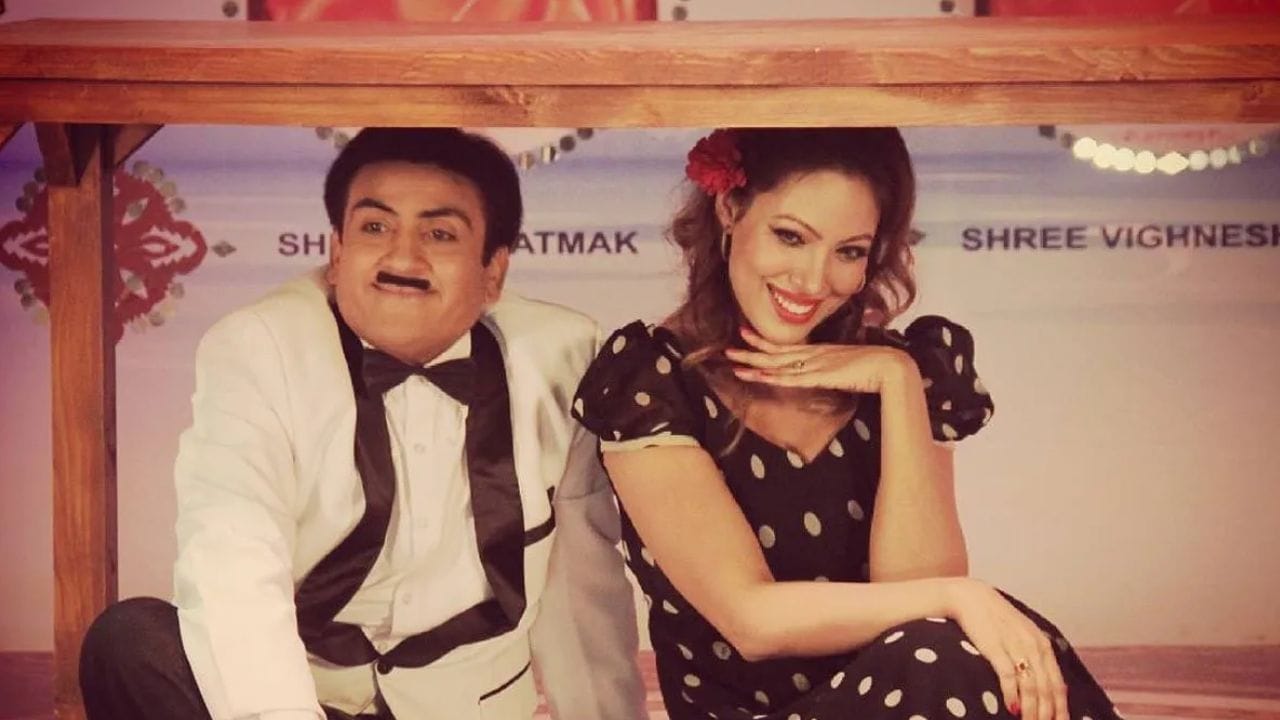 2008 માં રજૂ થયેલી 'તારક મહેતા કા ઉલ્ટા ચશ્મા' માં દિલીપ જોશીએ જેઠાલાલનું પાત્ર ભજવીને દર્શકોના દિલમાં ખાસ સ્થાન મેળવ્યું હતું. દરમિયાન, મુનમુન દત્તાએ 'બબીતા ​​જી' ની ભૂમિકા ભજવી હતી.(ફોટો ક્રેડિટ-Google)