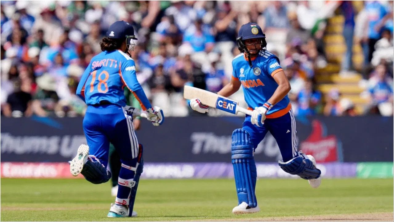 મહિલા T20 વર્લ્ડ કપ 2026 માં પણ આવું જ બન્યું છે. દક્ષિણ આફ્રિકા સામેની હાર એ ટુર્નામેન્ટમાં ભારતની પહેલી હાર છે. તેથી, જો કેપ્ટન હરમનપ્રીત કૌર ફરી એકવાર અલગ ફોર્મેટમાં વર્લ્ડ કપ ટ્રોફી ઉપાડે તો નવાઈ નહીં. (PC:PTI/X)