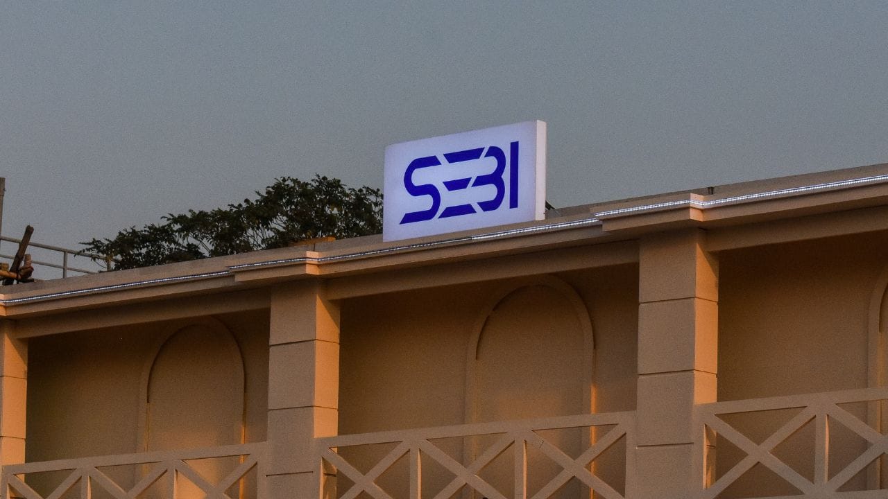Zerodhaએ શું કહ્યું? : મીડિયા રિપોર્ટ મુજબ Zerodhaના પ્રવક્તાએ જણાવ્યું કે, "અમે SEBI પાસે કેટેગરી-1 મર્ચન્ટ બેન્કિંગ લાઇસન્સ  (merchant banker licence) માટે અરજી કરી છે. લાઇસન્સ મળ્યા બાદ જ અમારી આગામી બિઝનેસ યોજનાઓ અંગે વધુ માહિતી આપી શકીશું."  Credits: Getty Images
