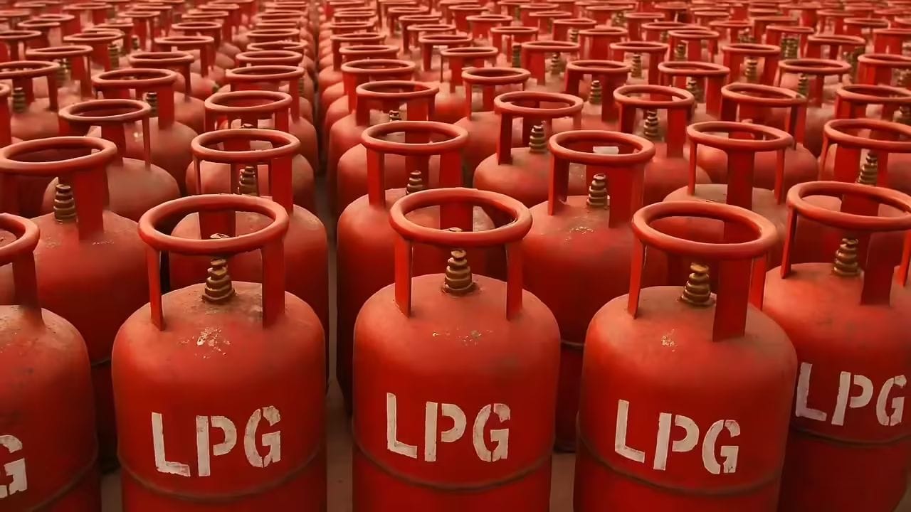 LPG સિલિન્ડરના ભાવ : દર મહિનાની પહેલી તારીખે રિવાજ મુજબ, ઓઇલ માર્કેટિંગ કંપનીઓ 1 ઓગસ્ટના રોજ સુધારેલા LPG સિલિન્ડરના ભાવ જાહેર કરશે. જુલાઈની શરૂઆતમાં, કંપનીઓએ ભાવમાં ઘટાડો ઓફર કર્યો હતો, પરંતુ આ ઘટાડો ફક્ત 19 કિલોગ્રામના કોમર્શિયલ LPG સિલિન્ડર પર લાગુ થયો હતો; 14 કિલોગ્રામના ઘરેલુ LPG સિલિન્ડરના ભાવ યથાવત રહ્યા. ઓગસ્ટના આગમન સાથે, લોકો ઘરેલુ સિલિન્ડરના ભાવમાં ફેરફારની અપેક્ષા રાખી રહ્યા છે.