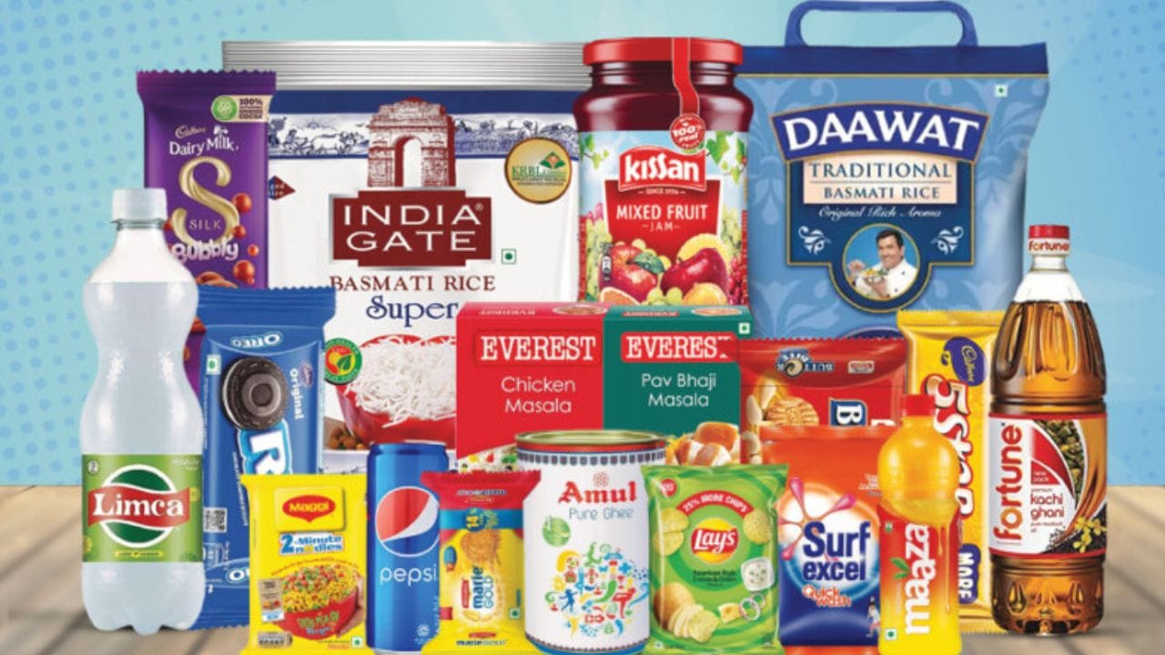 FMCG ઉત્પાદનો સહિત આ વસ્તુ થશે મોંઘી :  ઓગસ્ટ મહિનાની શરૂઆત વધતી કિંમતોની અસરથી થઈ શકે છે. તહેવારોની મોસમ દરમિયાન, ગ્રાહકો સવારના ચાના કપથી લઈને કપડાં, ટીવી, રેફ્રિજરેટર અને વોશિંગ મશીન સુધીની વિવિધ વસ્તુઓના ભાવમાં વધારો જોઈ શકે છે. બજાર નિષ્ણાતો આગામી મહિનાથી અનેક ક્ષેત્રોમાં ભાવ વધારાનો અંદાજ લગાવે છે; ખાસ કરીને, FMCG શ્રેણીમાં દૈનિક આવશ્યક ચીજવસ્તુઓ જેમ કે ચા, વાળનું તેલ અને સાબુ - ના ભાવ 6-8% વધી શકે છે. રેફ્રિજરેટર, વોશિંગ મશીન અને ટીવી જેવા ઇલેક્ટ્રોનિક્સ 4-6% મોંઘા થઈ શકે છે. મેમરી ચિપ્સની વધતી કિંમતને કારણે સ્માર્ટફોનના ભાવ પણ વધી શકે છે. વધુમાં, ઓટોમોબાઈલ કંપનીઓ કારના ભાવ વધારીને વધેલા ઇનપુટ ખર્ચનો બોજ ગ્રાહકો પર નાખી શકે છે.