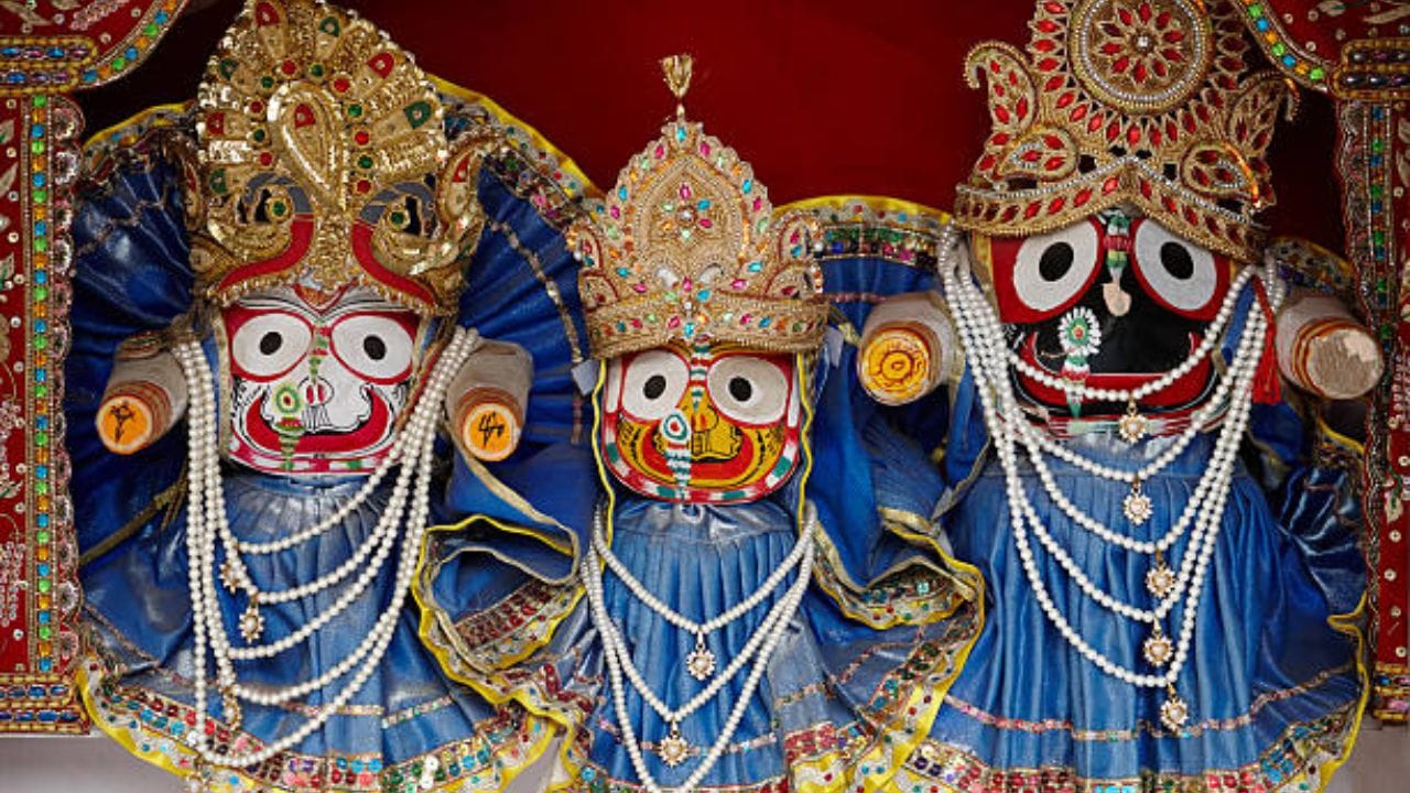 પૌરાણિક કથાઓ અનુસાર, જ્યારે ભગવાન શ્રીકૃષ્ણએ દેહત્યાગ કર્યો હતો ત્યારે તેમના અંતિમ સંસ્કાર કરવામાં આવ્યા હતા. એવું માનવામાં આવે છે કે તેમનું બાકીનું શરીર પાંચ તત્વોમાં ભળી ગયું હતું. પરંતુ તેમનું હૃદય આજે પણ સુરક્ષિત છે. એવું પણ માનવામાં આવે છે કે તેમનું હૃદય ભગવાન જગન્નાથજીની મૂર્તિમાં રહે છે અને હજુ પણ ધબકે છે. (Image Source | iStock)