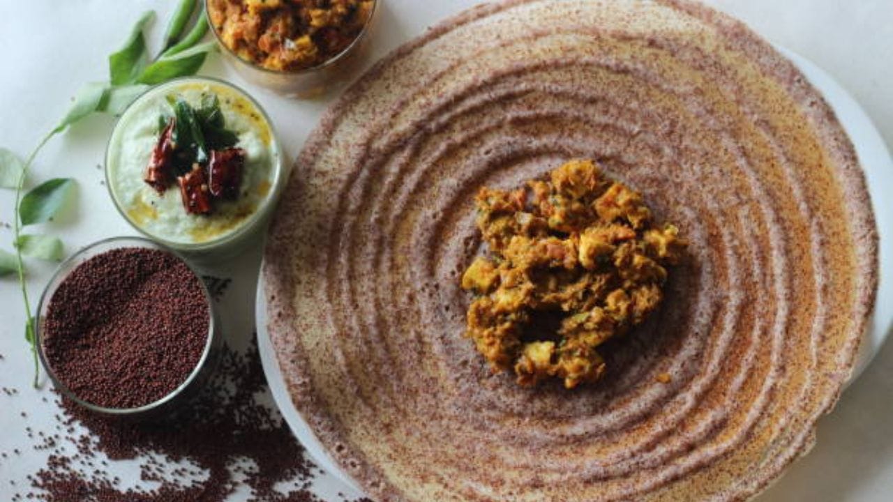 રાગીના ઢોસા : રાગીમાં ગ્લાયકેમિક ઇન્ડેક્સ ઓછો હોય છે. જે બ્લડ સુગરને નિયંત્રિત કરવામાં મદદ કરી શકે છે. તેમાં ફાઇબર અને કેલ્શિયમનું પ્રમાણ હાડકાંને મજબૂત બનાવવામાં મદદ કરે છે. રાગીના ઢોસા નારિયેળની ચટણી સાથે ખાઈ શકો છો. (Image Source | iStock)