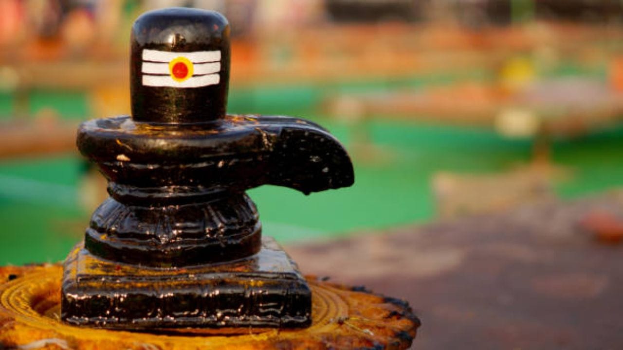 સ્વપ્નમાં શિવલિંગ જોવું : જો તમે શ્રાવણ મહિનામાં તમારા સપનામાં વારંવાર શિવલિંગ જુઓ છો તો સમજો કે ભગવાન શિવ તમારી ભક્તિથી પ્રસન્ન છે. આ સ્વપ્નનો અર્થ એ છે કે ભગવાન શિવ ટૂંક સમયમાં તમારી ઇચ્છાઓ પૂર્ણ કરી શકે છે. વધુમાં આવા સ્વપ્ન પછી તમારા પરિવાર અને વૈવાહિક જીવનમાં સકારાત્મક ફેરફારો જોવા મળી શકે છે. (Image Source | iStock)