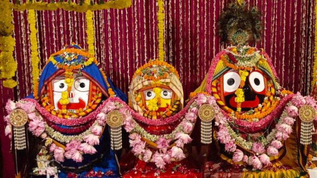 ભગવાન જગન્નાથજીને ભાતનો મહાભોગ પ્રિય માનવામાં આવે છે. પુરીમાં સાત માટીના વાસણોને એકની ઉપર એક રાખીને ચુલા પર ભાત બનાવવામાં આવે છે. આશ્ચર્યની વાત એ છે કે સૌથી ઉપર રાખેલા વાસણનો ભાત સૌથી પહેલા તૈયાર થાય છે. આ પરંપરા પણ એક રહસ્ય તરીકે માનવામાં આવે છે. (Image Source | iStock)