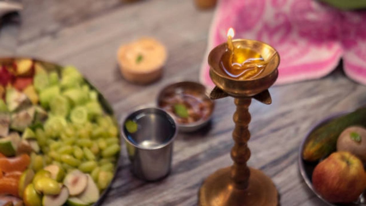 સનાતન ધર્મના શાસ્ત્રો અનુસાર બીજવાળા ફળોનો ભોગ ધરાવવો અશુભ નથી. પરંતુ ભગવાનને ફળ એ રીતે અર્પણ કરવા જોઈએ જેમ તમે જાતે તેનું સેવન કરો છો. (Image Source | iStock)