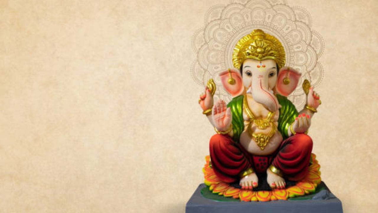 ઘણા લોકો લગ્ન અથવા ગૃહપ્રવેશ પ્રસંગે ભગવાનની મૂર્તિ ગિફ્ટમાં આપે છે. પરંતુ ધાર્મિક માન્યતાઓ અનુસાર, જો મૂર્તિ મેળવનાર વ્યક્તિ તેની નિયમિત પૂજા અથવા યોગ્ય સંભાળ ન રાખી શકે તો તે ધાર્મિક દૃષ્ટિએ યોગ્ય માનવામાં આવતું નથી. (Image Source | iStock)