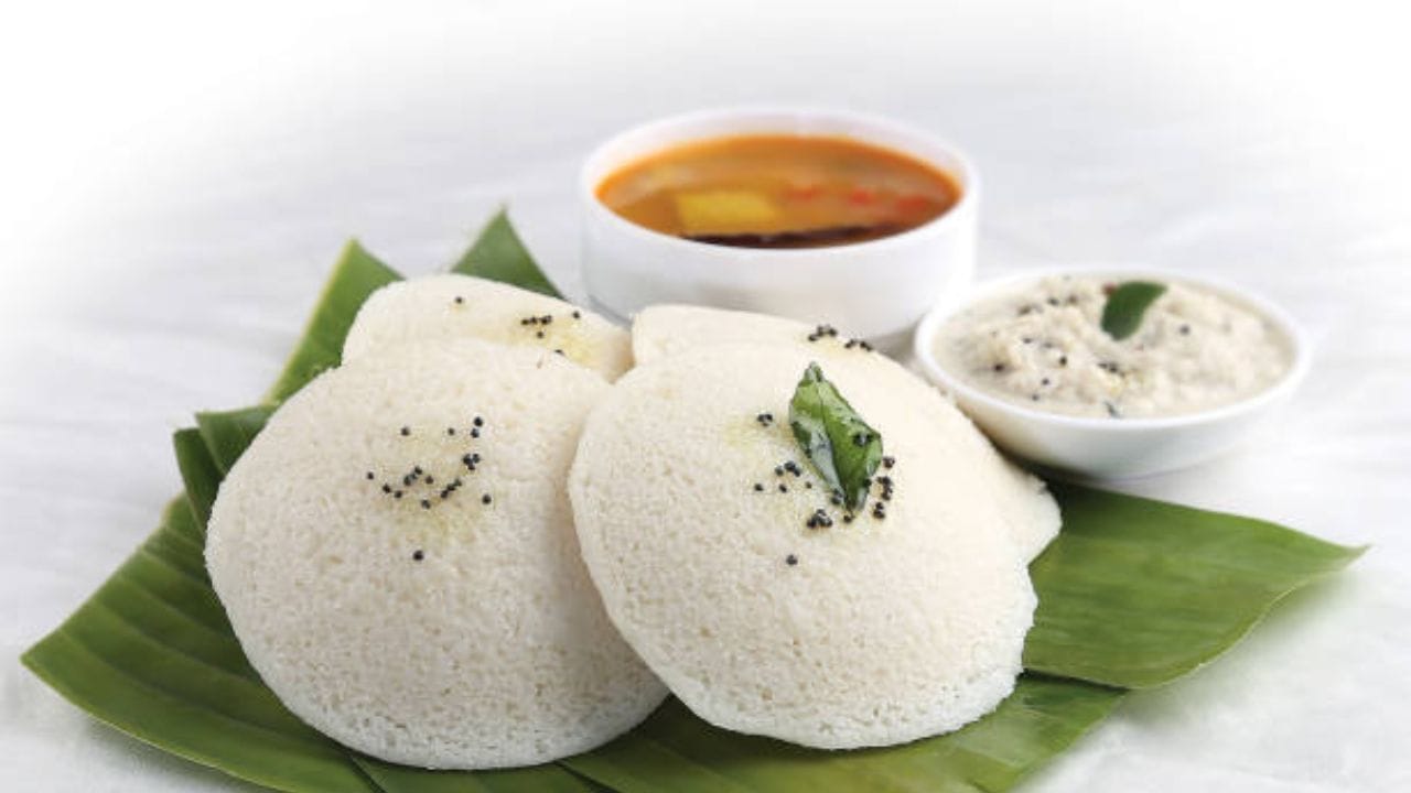 બે મીડિયમ સાઈઝની ઇડલી : ઇડલી સરળતાથી પચી જાય એવો નાસ્તો છે. તેને સાંભાર સાથે ખાવાથી પ્રોટીન અને ફાઇબર મળે છે. જે બ્લડ સુગરને નિયંત્રિત રાખવામાં અને વજન ઘટાડવામાં મદદ કરી શકે છે. (Image Source | iStock)