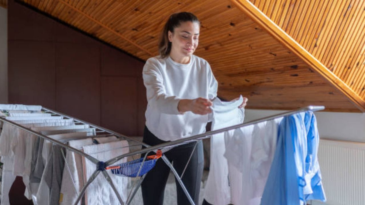 પંખા નીચે સુકવો : જો સૂર્યપ્રકાશ ન હોય તો કપડાંને સારી રીતે હવાની અવરજવરવાળા રૂમમાં સુકાવા માટે મુકો. સતત હવાના પ્રવાહથી કપડાંની ભેજ ઝડપથી ઓછી થાય છે. (Image Source | iStock)