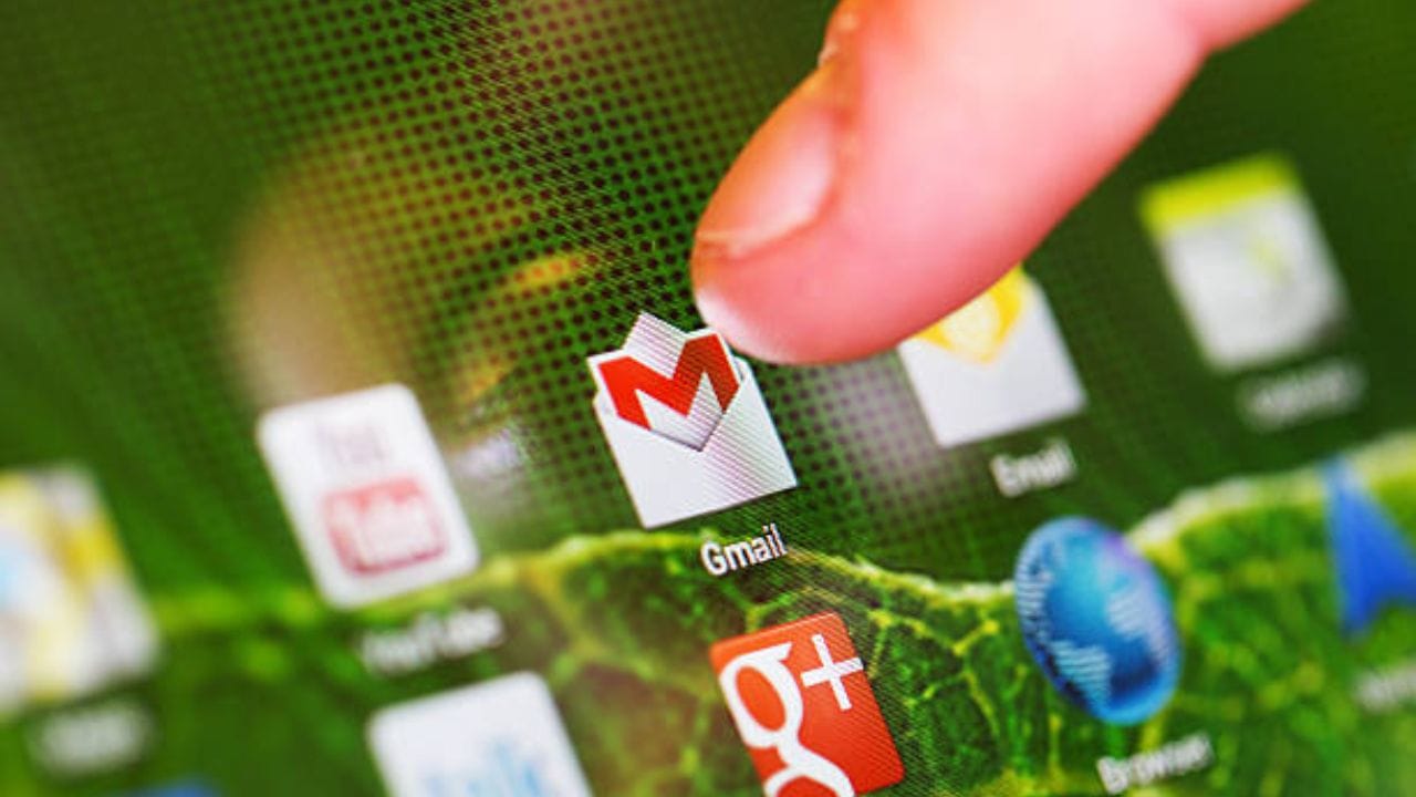 આ પછી Email સેક્શનમાં જાઓ. અહીં સૌથી ઉપર દેખાતા Google Account Email વિકલ્પ પર ટેપ કરો. સુરક્ષા માટે તમારો પાસવર્ડ દાખલ કરો. હવે તમને Email Address બદલવાનો વિકલ્પ જોવા મળશે. અહીં નવું Gmail Username નાખો અને Change Email ઓપ્શન પર ક્લિક કરીને ફેરફારની પુષ્ટિ કરો. (Image Source | iStock)