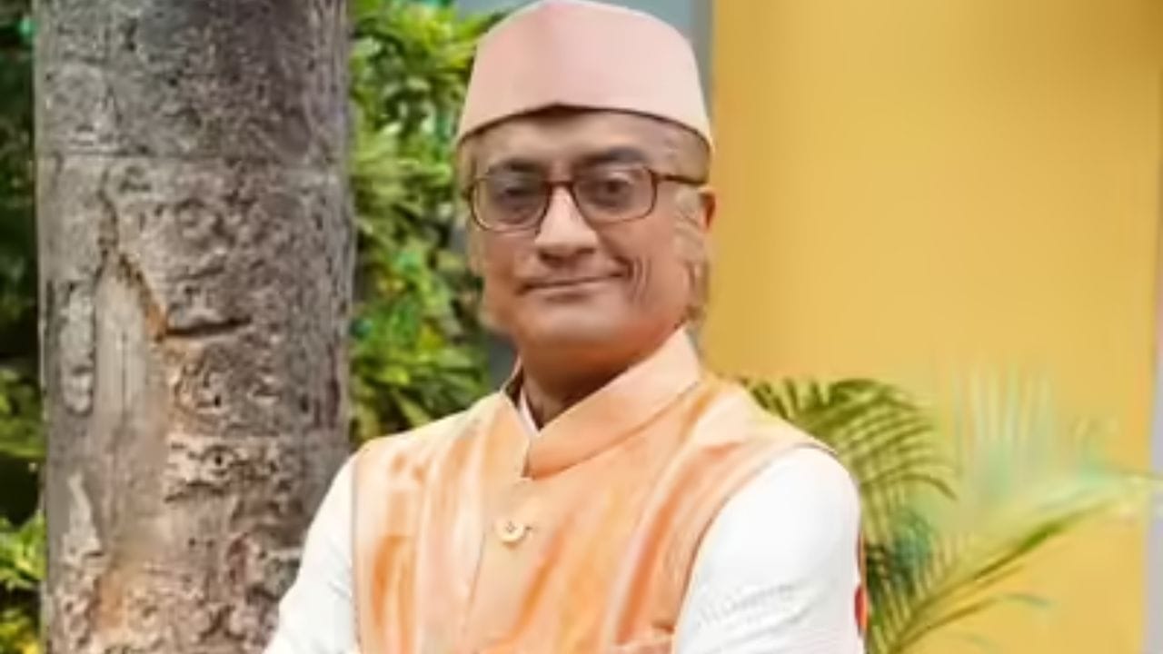તારક મહેતા સિરિયલમાં અમિત ભટ્ટ એટલે કે જેઠાલાલના પિતા ચંપકલાલ ગડાની ભૂમિકા ભજવે છે. વાસ્તવિક જીવનમાં, અમિત ભટ્ટ દિલીપ જોશી કરતા પણ નાના છે. જોકે, તેણે તેના પિતાની ભૂમિકા સંપૂર્ણ રીતે ભજવી છે. તેને એક એપિસોડ માટે આશરે 70 હજાર રૂપિયા ફી મળે છે. (Image Source | Instagram)