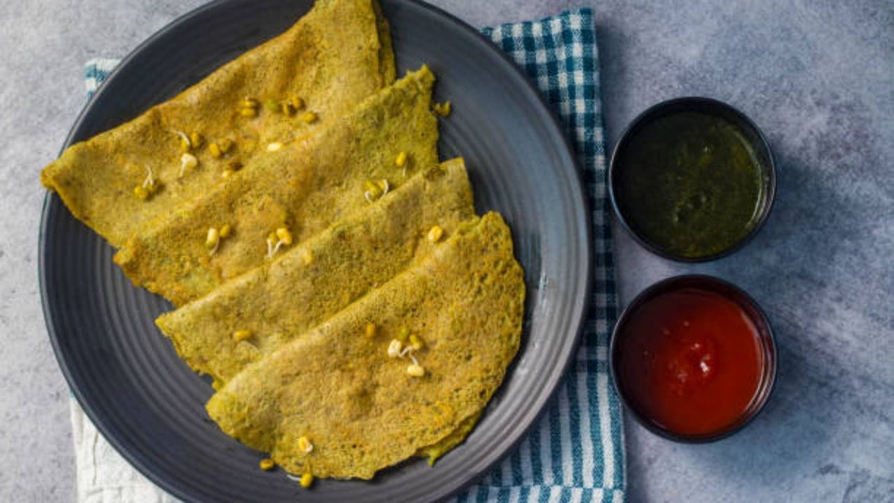 બે મીડિયમ સાઈઝના મગની દાળના ચીલા : મગની દાળના ચીલા હાઈપ્રોટીન અને હાઈફાઇબર નાસ્તો હોય છે. તે બ્લડ સુગર અટકાવવામાં, વજન ઘટાડવામાં અને લાંબા સમય સુધી ભૂખ નિયંત્રિત રાખવામાં મદદ કરી શકે છે. (Image Source | iStock)