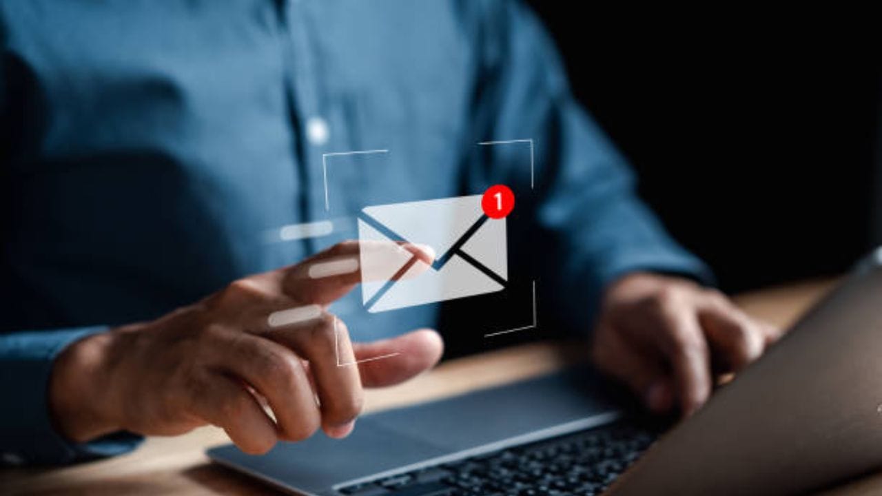 જૂના અને નવા બંને Email Address પર આવતા મેલ યોગ્ય રીતે આવતા રહેશે. ઉપરાંત Email Address બદલવાથી તમારા Google Accountના ડેટા. જૂના Emails, Google Driveની ફાઇલો અથવા અન્ય Google સેવાઓ પર કોઈ અસર થવાની નથી. (Image Source | iStock)