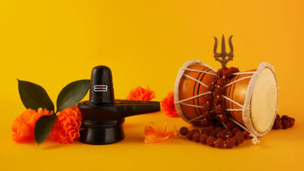 સ્વપ્નમાં ડમરુ જોવું: જો તમને શ્રાવણ મહિનામાં વારંવાર સપનામાં ડમરુ દેખાય છે, તો સમજો કે તમારા સપના પૂર્ણ થવાના છે અને તમને જીવનમાં ટૂંક સમયમાં ખુશી મળશે. આ સ્વપ્ન સકારાત્મક ઉર્જા પ્રદાન કરતું પણ માનવામાં આવે છે. ડમરુ જોવું એ ભગવાન શિવના આશીર્વાદનું પ્રતીક પણ છે અને આ સ્વપ્ન પછી તમારા જીવનમાંથી નકારાત્મક ઉર્જા દૂર થઈ શકે છે. (Image Source | iStock)