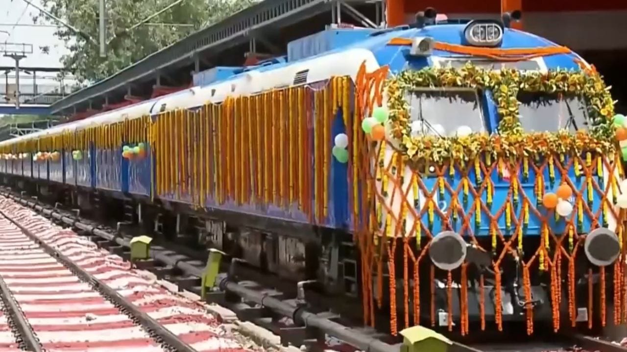 આ ટ્રેનમાં આધુનિક લિથિયમ-આયન બેટરી પણ લગાવવામાં આવી છે. વધારાની વીજળી આ બેટરીમાં સંગ્રહિત થાય છે. જે ચઢાણ દરમિયાન અથવા ટ્રેનની શરૂઆતની સ્પીડ વધારતી વખતે એન્જિનને વધારાની શક્તિ આપે છે. (Image Source | X)