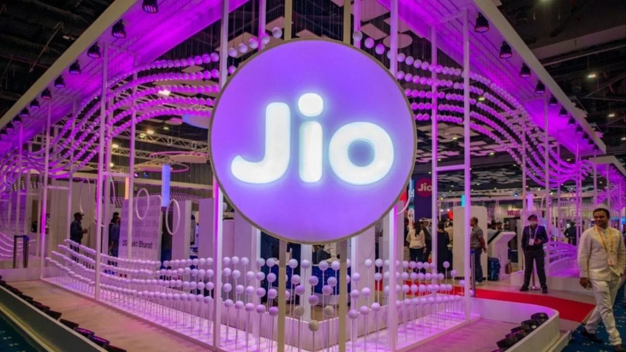 ક્વાર્ટરમાં, Jio Financial એ રૂ. 830 કરોડનો કર પછીનો નફો નોંધાવ્યો હતો (Profit After Tax). જે વાર્ષિક ધોરણે 156 ટકા વધુ હતો. કુલ આવક (એક્સ-ડિવિડન્ડ) રૂ. 1,496 કરોડ હતી. જે વાર્ષિક ધોરણે 141 ટકા વધુ હતી. પ્રી-પ્રોવિઝનિંગ ઓપરેટિંગ પ્રોફિટ (PPOP, એક્સ-ડિવિડન્ડ) 38 ટકા વધીને રૂ. 505 કરોડ થયો. (Image Source | Jio)