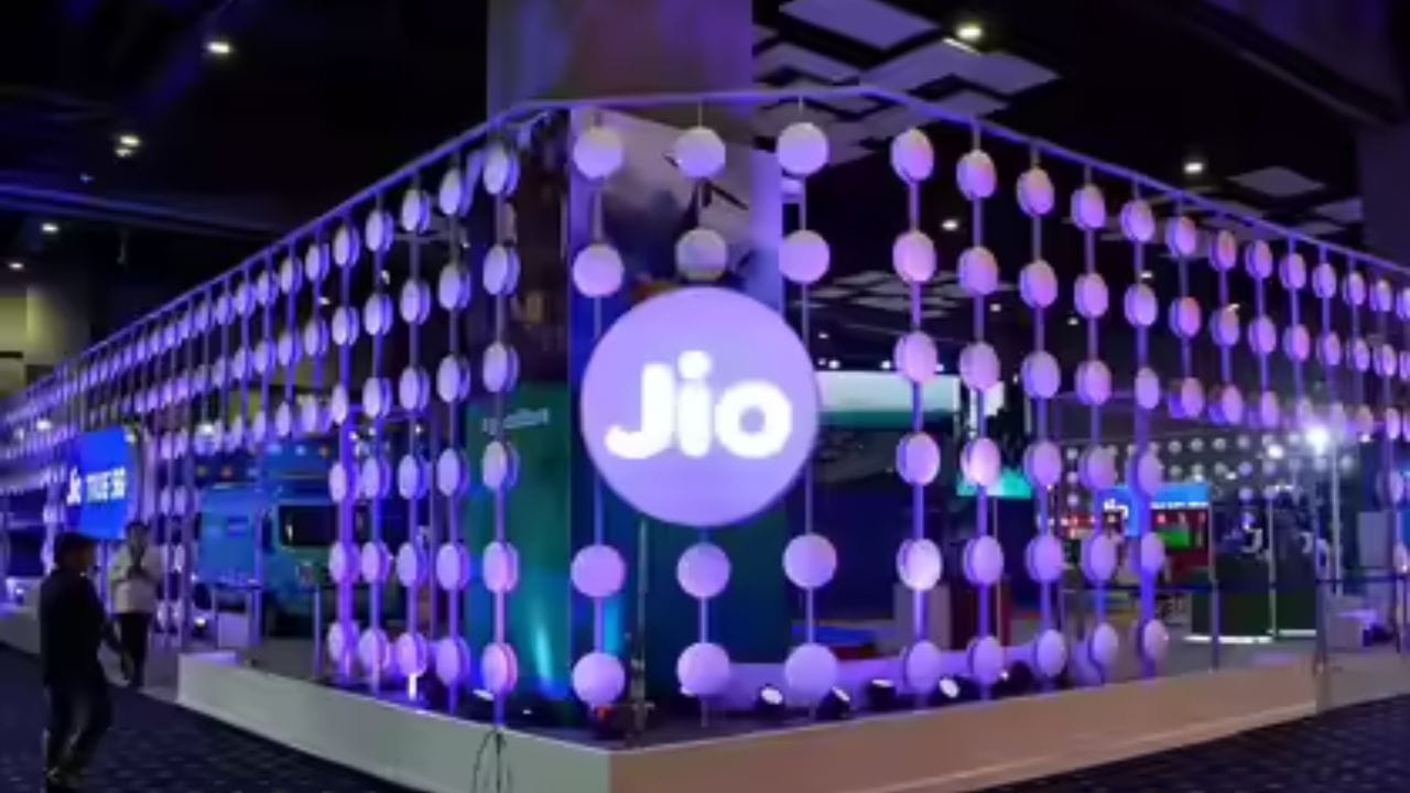 MOFSLએ કહ્યું કે, "Jio Financialનો શેર FY27ના અંદાજિત P/BV પર 1 ગણો ટ્રેડ થઈ રહ્યો છે. અમે FY26થી FY28 દરમિયાન કંપનીના કન્સોલિડેટેડ PATમાં 46 ટકાના CAGRની અપેક્ષા રાખીએ છીએ અને રૂ. 315ના ટાર્ગેટ સાથે Buy રેટિંગ જાળવી રાખીએ છીએ." (Image Source | Jio)