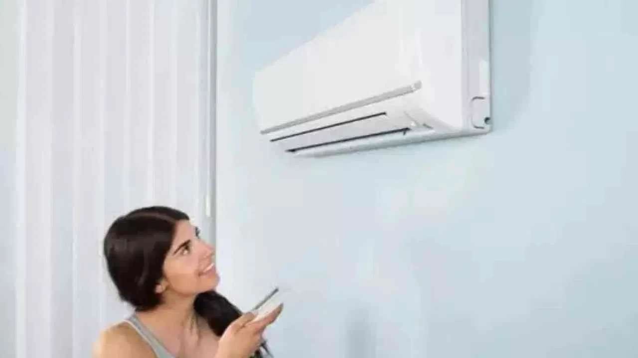 AC ના એર ફિલ્ટરમાં ધૂળ જમા થવાથી હવાના પ્રવાહમાં અવરોધ આવે છે, જેના કારણે ACના આઉટડોર મશીનને રૂમને ઠંડુ કરવા માટે વધુ મહેનત કરવી પડે છે. તેથી, ફિલ્ટરમાં રહેલ ઘૂળ દૂર કરો અને દર 15 દિવસે તેને પાણીથી જાતે સાફ કરો. વધુમાં, રાત્રે સૂતી વખતે, 'સ્લીપ મોડ' સક્રિય કરવાનું રાખો તો વધુ સારુ. જો 'સ્લીપ મોડ' ના રાખવું હોય તો 2-3 કલાક માટે 'ટાઈમર' સેટ કરવાનું રાખો જેથી રૂમ ઠંડુ થયા પછી AC આપઆપ બંધ થઈ જાય.