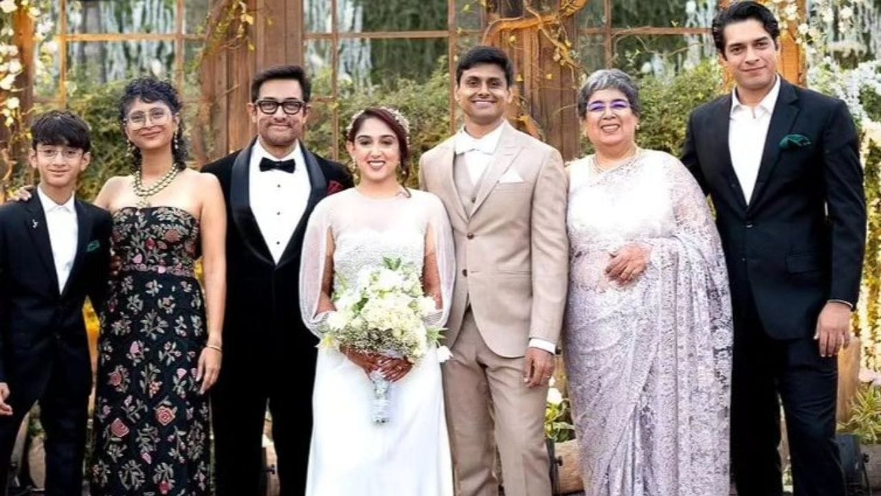 આમિર ખાને પહેલા લગ્ન રીના દત્તા સાથે કર્યા હતા. બંને 2 બાળકોના માતા-પિતા છે. દીકરાનું નામ ઝુનૈદ અને દીકરીનું નામ ઈરા ખાન છે. દીકરો ઝુનૈદ બોલિવુડમાં એન્ટ્રી કરી ચૂક્યો છે. તો ઈરા ખાને નુપુર શિખારે સાથે લગ્ન કર્યા છે. (PHOTO: cine_fiesta_)