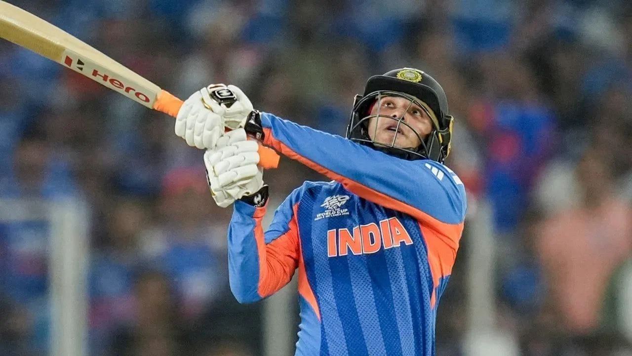 ભારતીય T20 ટીમના સ્ટાર ઓપનર અભિષેક શર્માના સ્થાન અંગે ભલે પ્રશ્નો ઉભા થઈ રહ્યા હોય, ભલે તેની જગ્યાએ વૈભવ સૂર્યવંશીને રમવાની માંગ થઈ રહી હોય, પરંતુ તેની તોફાની બેટિંગ ચાલુ રહી અને હવે અભિષેકે છગ્ગાનો નવો રેકોર્ડ બનાવ્યો છે.