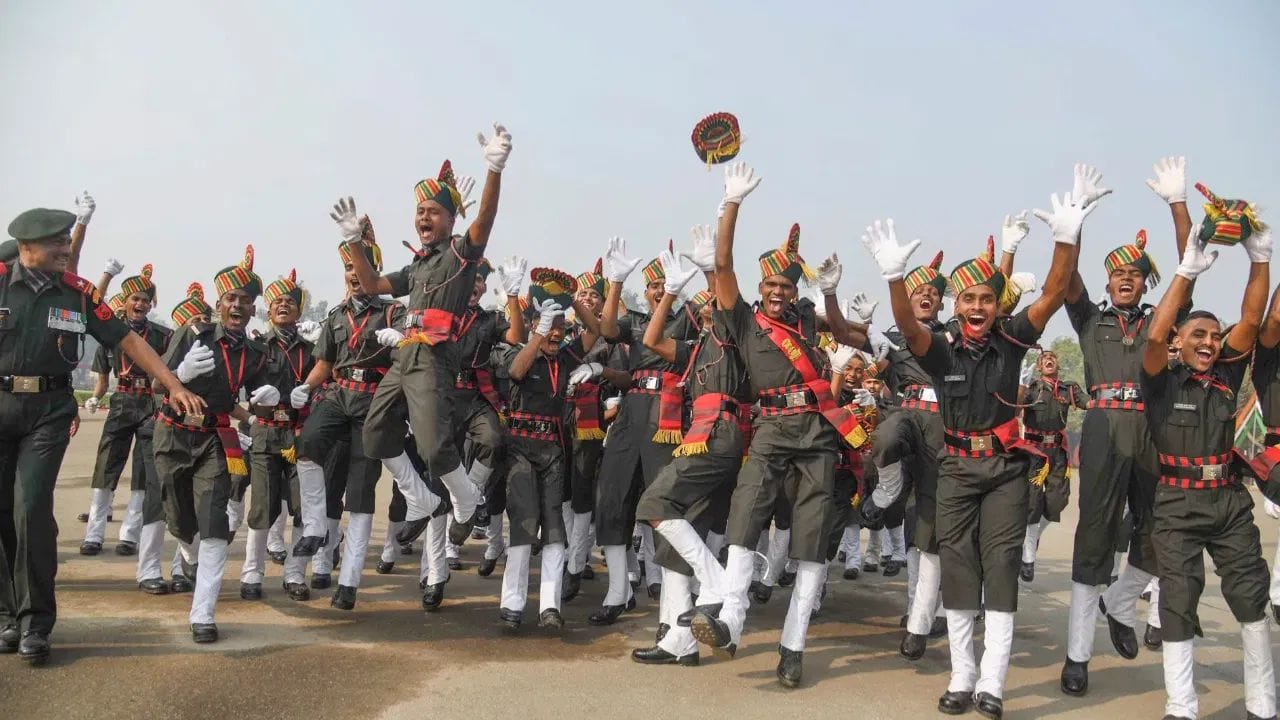 નૌસેનાએ 75 ટકા જવાનોને કાયમી રાખવાની કરી ભલામણ: વર્તમાન નિયમો અનુસાર, ચાર વર્ષની સેવા પૂર્ણ કરનારા અગ્નિવીરોમાંથી માત્ર 25 ટકા જવાનોને જ મેરિટના આધારે કાયમી સૈનિક તરીકે નિયુક્ત કરવામાં આવે છે. પરંતુ હવે ત્રણેય સેનાઓએ આ વ્યવસ્થામાં મોટા ફેરફાર સૂચવ્યા છે.