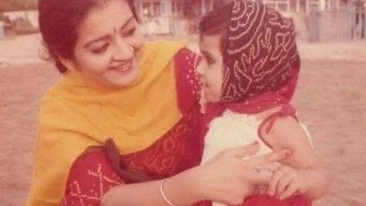1980 માં ભારતીય ટેલિવિઝન અને ફિલ્મ વ્યક્તિત્વ દર્શન જરીવાલા સાથે લગ્ન કર્યા, જેમની સાથે તેને એક પુત્રી છે. બંને પરસ્પર અલગ થઈ ગયા છે પરંતુ કાયદેસર રીતે છૂટાછેડા લીધા નથી. તેમની પર્સનલ લાઈફ વિશેના અંશો સોની એન્ટરટેઈનમેન્ટ ટેલિવિઝન પર પ્રસારિત થતા રિયાલિટી શો મા એક્સચેન્જમાં દર્શાવવામાં આવ્યા હતા.