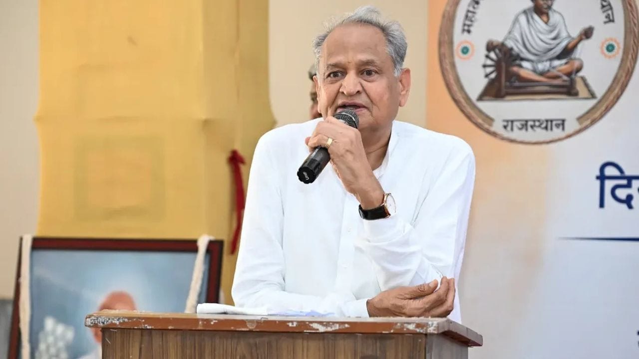આજના સમયમાં Gehlot અટક માત્ર રાજપૂત સમાજમાં જ મર્યાદિત નથી. રાજસ્થાન, ગુજરાત, મધ્ય પ્રદેશ, હરિયાણા, ઉત્તર પ્રદેશ અને મહારાષ્ટ્ર સહિત ભારતના વિવિધ રાજ્યોમાં અલગ-અલગ સમાજોના લોકો પણ Gehlot અટક ધરાવે છે. તેથી માત્ર અટકના આધારે કોઈ વ્યક્તિનો વંશ અથવા સામાજિક મૂળ નક્કી કરી શકાય નહીં. કેટલાક પરિવારોનો સીધો સંબંધ પ્રાચીન ગેહલોત રાજવંશ સાથે હોય શકે છે, જ્યારે ઘણા પરિવારો સમયાંતરે આ અટક અપનાવેલી પણ હોઈ શકે છે.