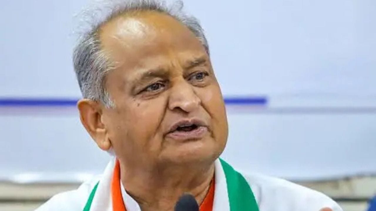 આધુનિક સમયમાં Gehlot અટક ધરાવતી જાણીતી વ્યક્તિઓમાં Ashok Gehlot નું નામ ખાસ ઉલ્લેખનીય છે. તેઓ રાજસ્થાનના પૂર્વ મુખ્યમંત્રી તરીકે જાણીતા છે. જોકે, કોઈપણ Gehlot અટક ધરાવતી વ્યક્તિનો પ્રાચીન ગેહલોત રાજવંશ સાથે સીધો વંશીય સંબંધ છે કે નહીં, તે દરેક પરિવારની અલગ વંશાવળી પર આધાર રાખે છે.