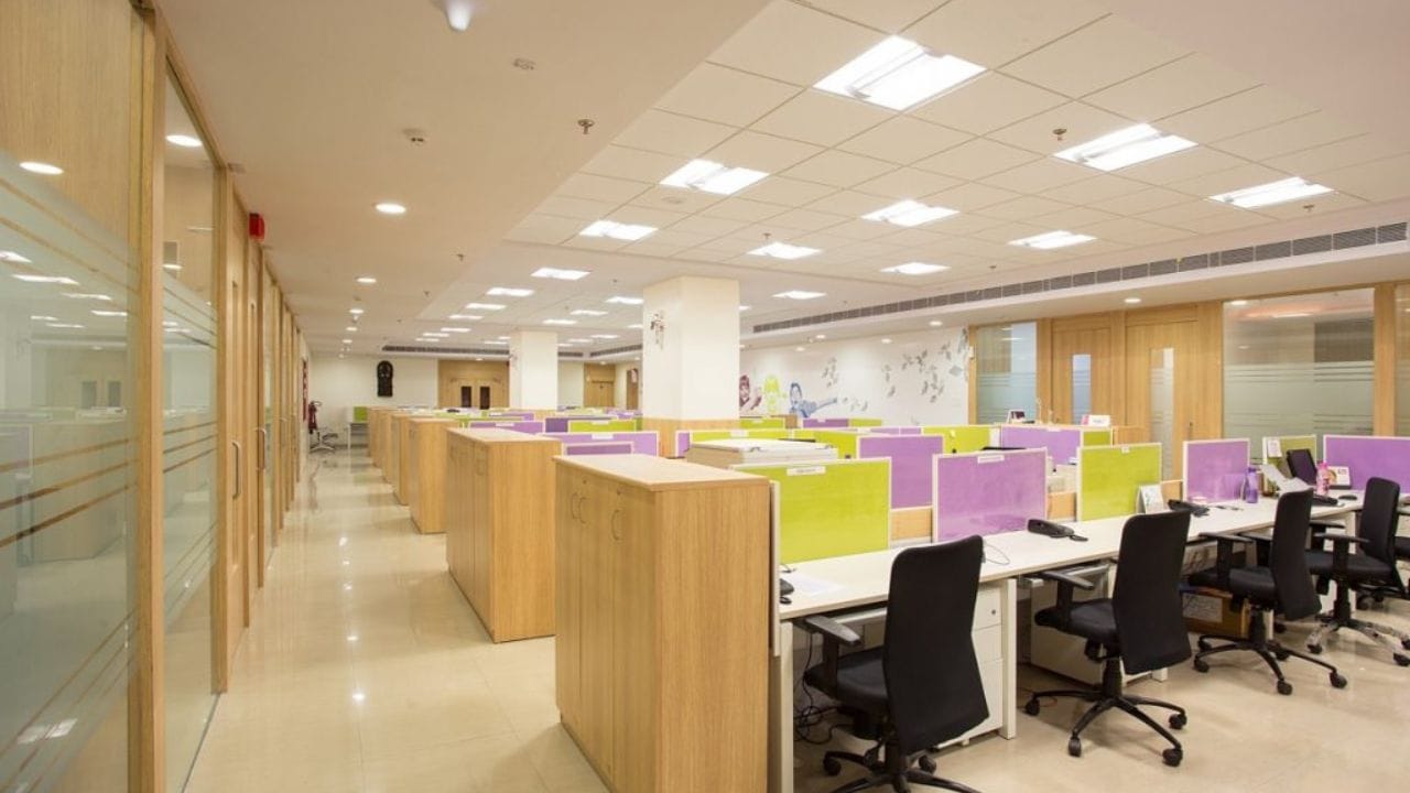 દેશની અગ્રણી ખાનગી બેંકો Axis Bank અને Kotak Mahindra Bankએ ડાયનેમિક કરન્સી કન્વર્ઝન (Dynamic Currency Conversion-DCC) સંબંધિત ફીમાં વધારો કરવાની જાહેરાત કરી છે. આ પહેલાં ICICI Bank પણ પોતાના ડેબિટ કાર્ડ માટે DCC ચાર્જ વધારી ચૂક્યું છે.