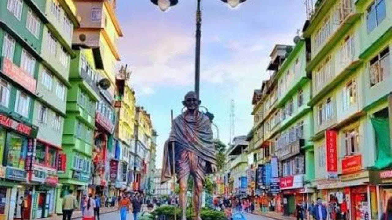 આ રાજ્યમાં આવેલું કાંચનજંગા રાષ્ટ્રીય ઉદ્યાન યુનેસ્કોની વર્લ્ડ હેરિટેજ યાદીમાં સામેલ છે. અહીં વિશ્વનું ત્રીજું સૌથી ઊંચું શિખર કાંચનજંગા (8,598 મીટર) આવેલું છે, જે એવરેસ્ટ અને K2 પછી સૌથી ઊંચું શિખર ગણાય છે. સ્થાનિક લોકો કાંચનજંગાને પવિત્ર માનતા હોવાથી તેનું ધાર્મિક મહત્વ પણ ઘણું છે.