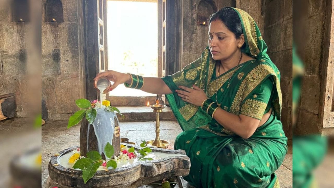 લીલો રંગ આંખો અને મગજને ઠંડક તથા માનસિક શાંતિ પ્રદાન કરે છે. કલર થેરાપી અનુસાર, લીલો રંગ જોવાથી માનસિક તણાવ, થાક અને ચીડચીડાપણું દૂર થાય છે. આ ઉપરાંત, કાંડા પર કાચની બંગડીઓનું હળવું દબાણ પડવાથી એક્યુપ્રેશર પોઈન્ટ સક્રિય થાય છે, જેનાથી શરીરમાં રક્ત પરિભ્રમણ વધુ સારું રહે છે. શ્રાવણમાં લીલી બંગડીઓ પહેરવાથી મહિલાઓનું મન શાંત રહે છે અને તેઓ ભક્તિ ભાવમાં લીન રહે છે.
