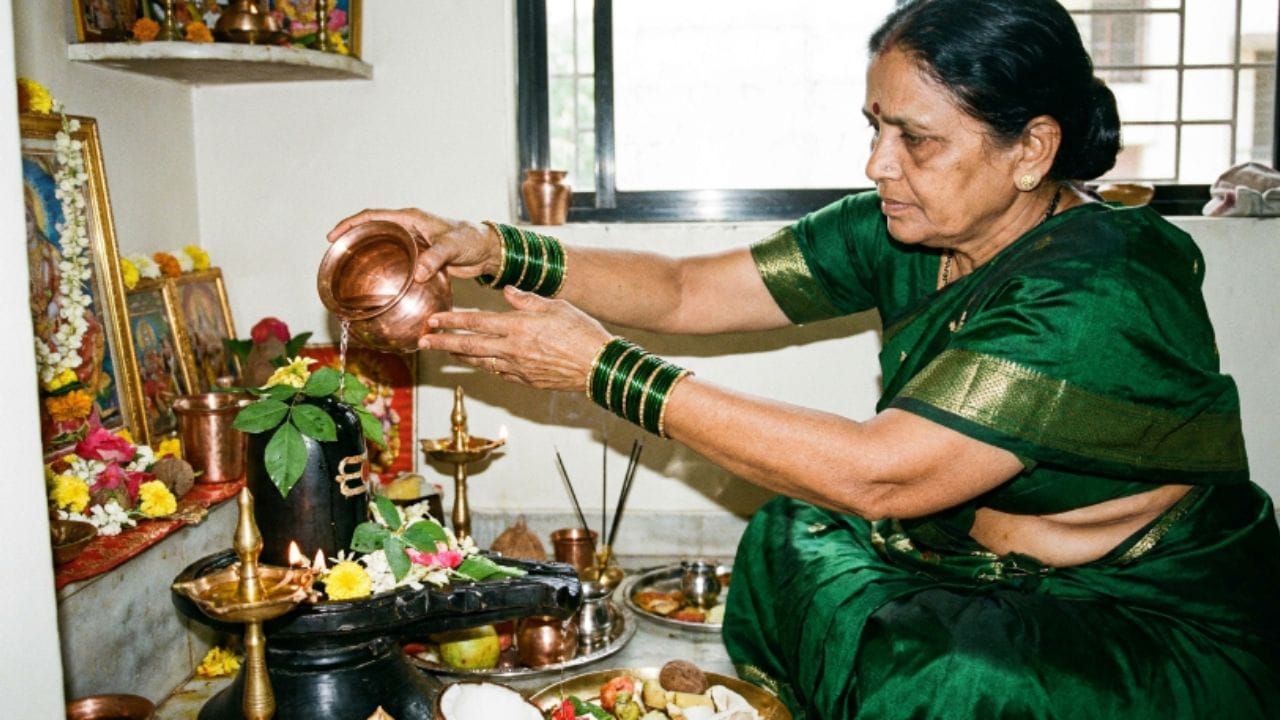 સનાતન ધર્મમાં કાચને અત્યંત શુદ્ધ અને સાત્વિક માનવામાં આવ્યો છે. અન્ય ધાતુઓની સરખામણીમાં કાચની બંગડીઓ આસપાસની સકારાત્મક ઊર્જાને ઝડપથી અવશોષિત કરે છે. આમાં જ્યારે હાથમાં કાચની બંગડીઓ અથડાય છે, ત્યારે તેમાંથી એક વિશેષ અને મધુર અવાજ ઉત્પન્ન થાય છે. આ ખણખણાટ ઘર અને આસપાસના વાતાવરણમાંથી નકારાત્મક ઊર્જા, તણાવ અને વાસ્તુ દોષને સમાપ્ત કરે છે, જેનાથી પરિવારમાં હંમેશાં શાંતિ અને ખુશાલી જળવાઈ રહે છે. એટલા માટે શ્રાવણમાં સોના કે હીરા કરતાં કાચની લીલી બંગડીઓને વધુ મહત્વ આપવામાં આવે છે.