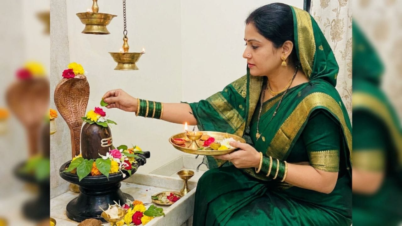 શ્રાવણમાં બંગડીઓ પહેરતી વખતે કેટલાક ખાસ નિયમોનું ધ્યાન રાખવું અત્યંત શુભ માનવામાં આવે છે. હંમેશા કાચની લીલી બંગડીઓ જ પહેરો. તમે ઇચ્છો તો લીલી બંગડીઓ સાથે લાલ કે પીળી બંગડીઓની જોડી બનાવી શકો છો, જે ખૂબ જ મંગળકારી હોય છે. લીલી બંગડીઓ સાથે હાથમાં મુકેલી મહેંદી સૌભાગ્યને ગણી ગણી વધારી દે છે. ધ્યાન રાખો કે, શ્રાવણ દરમિયાન કોઈ પણ પૂજા-પાઠ કે ધાર્મિક કાર્યમાં કાળા રંગની બંગડીઓ પહેરવાથી બચવું જોઈએ. શ્રાવણમાં કાચની લીલી બંગડીઓ પહેરવી એ માત્ર એક રિવાજ કે શણગાર નથી પરંતુ ધર્મ, પ્રકૃતિ, સ્વાસ્થ્ય અને જ્યોતિષનો એક અદ્ભુત સંગમ છે. આ નાની એવી લીલી બંગડી પરિણીત મહિલાઓના જીવનમાં ખુશાલી અને ભાગ્યનો નવો અધ્યાય લખી શકે છે. 